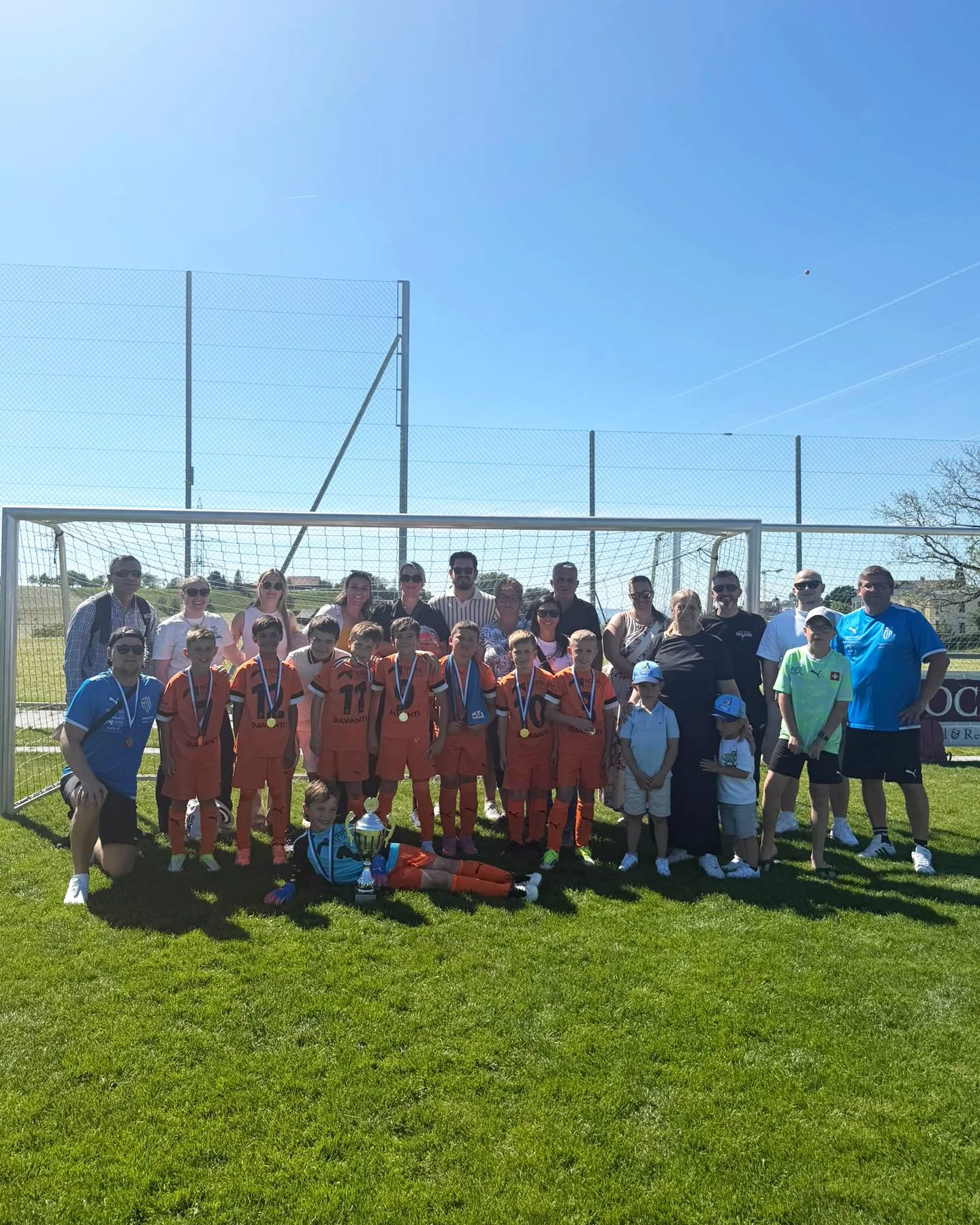 Turnierbericht FCM Fa-Junioren 🧡🤍 
geschrieben von Pascal Br&auml;gger, Trainer Fa-Junioren

WAS F&Uuml;R EIN TEAM! ⚽🥇
Unsere Fa-Junioren haben das Zugerland-Turnier gewonnen.
Strahlender Sonnenschein, jede Menge Teamgeist und am Ende belohnt mit 