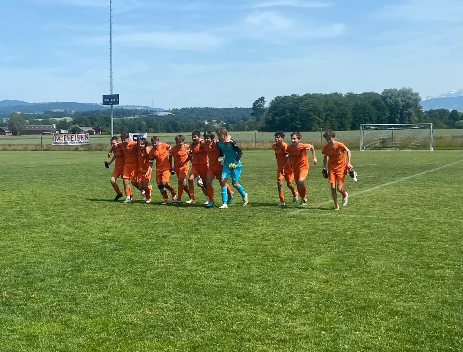 Matchbericht D9-Junioren 🧡🤍
geschrieben von Michi Meier, Trainer D9-Junioren

Bei sch&ouml;nstem Wetter und sommerlichen Temperaturen haben unsere D9-Junioren einen k&uuml;hlen Kopf bewahrt und den FC B&uuml;nz-Maiengr&uuml;n mit 12:1 besiegt! ⚽🔥
