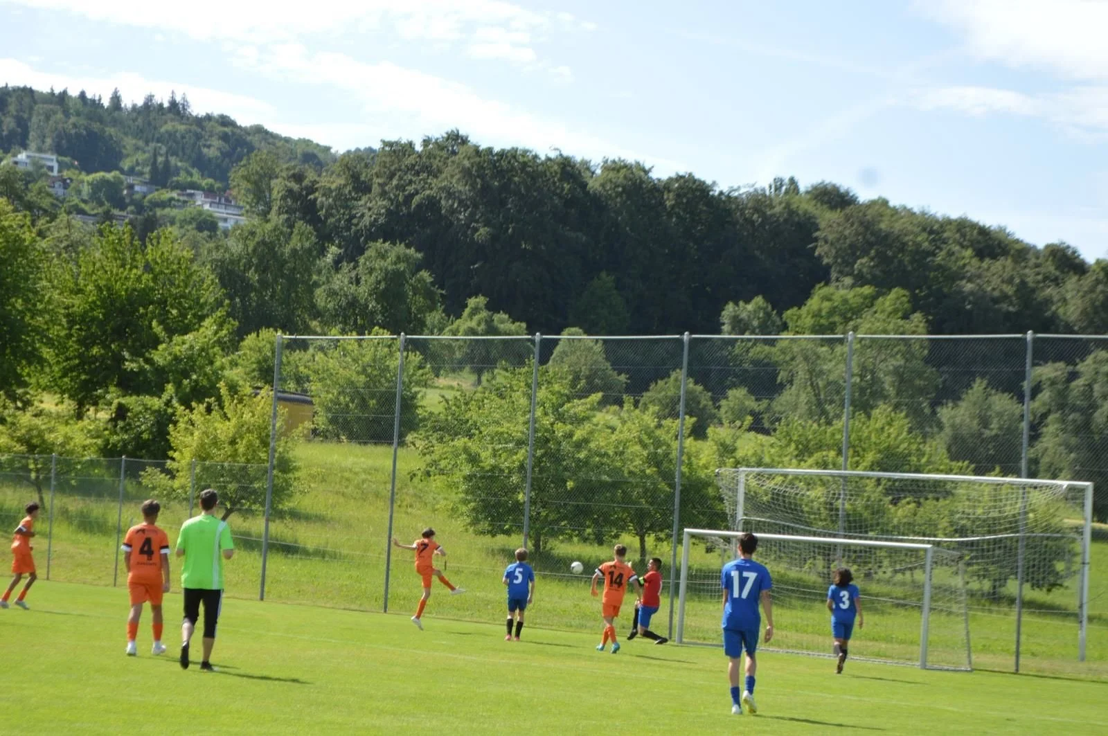 Matchbericht D9-Junioren, geschrieben von Adrian Herzig, Trainer D9-Junioren

Erste Niederlage im 7. Spiel

Der FC Beinwil am See setzte sich in einem unterhaltsamen Spiel mit 5:3 gegen das D9-Team des FCM durch. Dabei zeigt der FCM bis zum Schluss M