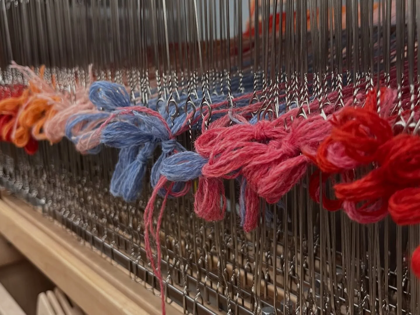 Setting up progress 🧵

Easy Sunday living, working methodically is so satisfying - watching the colours line up thread by thread ✨

Showing off my nonexistent photography skills -  in a cold studio, but enjoy the warm colours (and still wearing seve