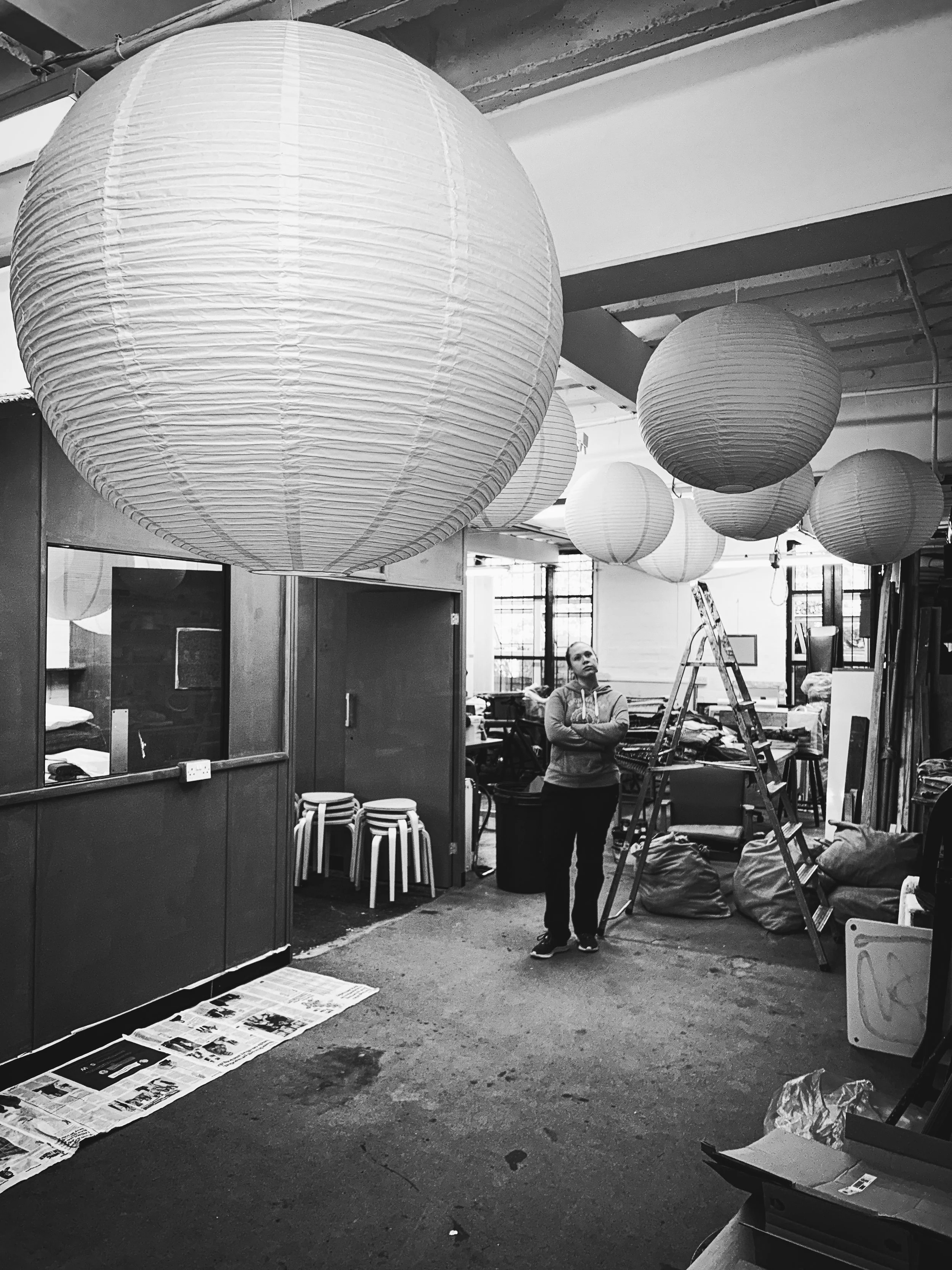 Taking a little break from painting and apparently starting a serious relationship with lanterns 🏮✨

I spotted something on Pinterest that instantly reminded me of my childhood in Hong Kong - and since those memories often weave their way into my wo