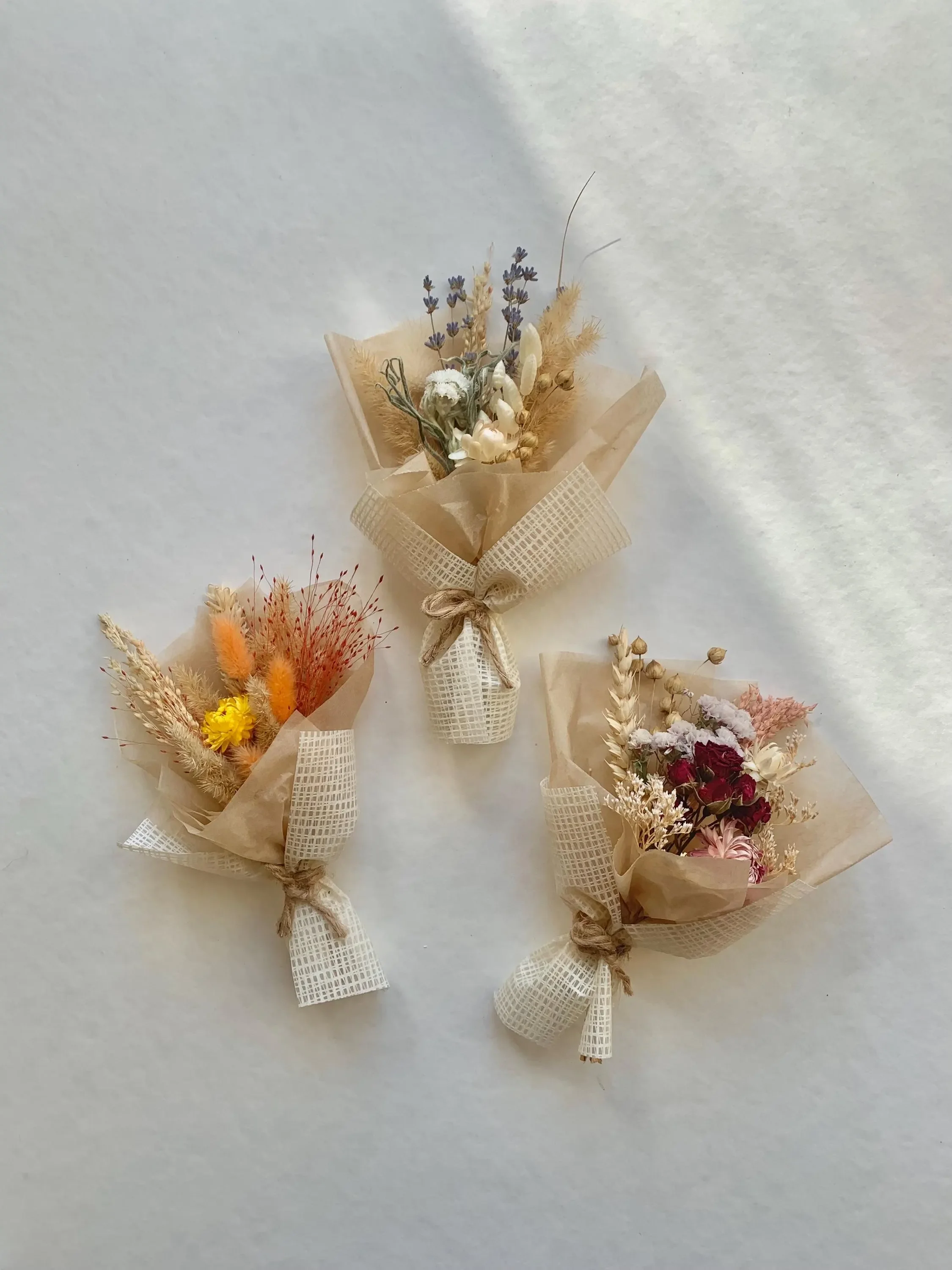 dried flower magnet.webp