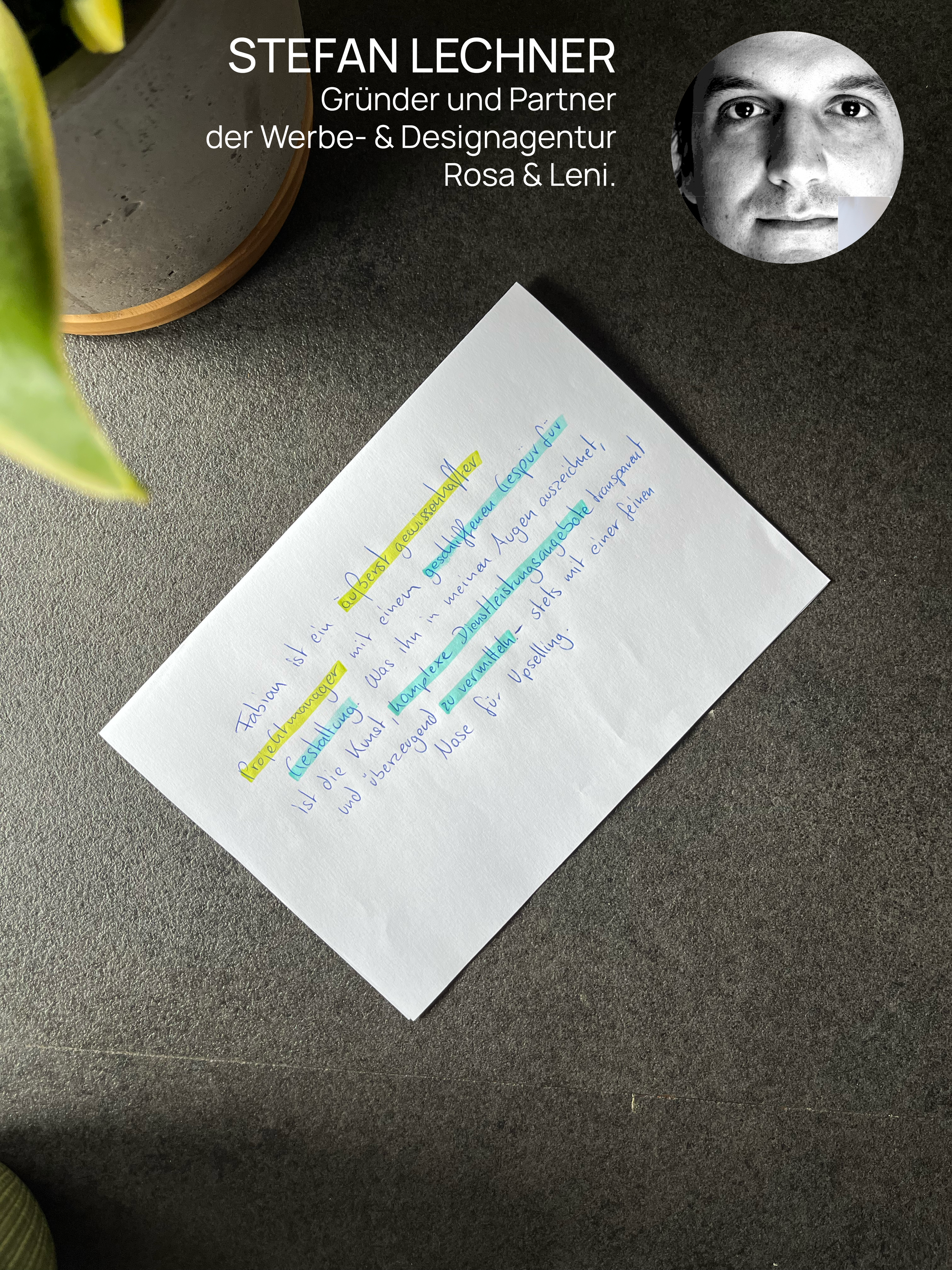 Ein handgeschriebener Text auf weißem Papier, umgeben von Pflanzen. In der Ecke ist ein Foto eines Mannes mit der Aufschrift: "STEFAN LECHNER, Gründer und Partner der Werbe- & Designagentur Rosa & Leni."
