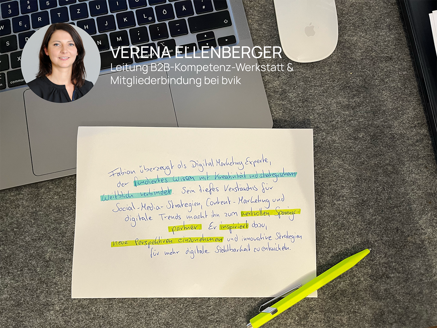 Foto eines Laptops mit Tastatur und Touchpad, daneben eine Maus. Auf dem Laptop-Bildschirm ist das Bild und der Name einer Frau sowie ihre berufliche Position zu sehen. Vor dem Laptop liegt ein handgeschriebener Text auf Papier, in dem mehrfarbige Markierungen vorkommen, sowie ein gelber Textmarker.