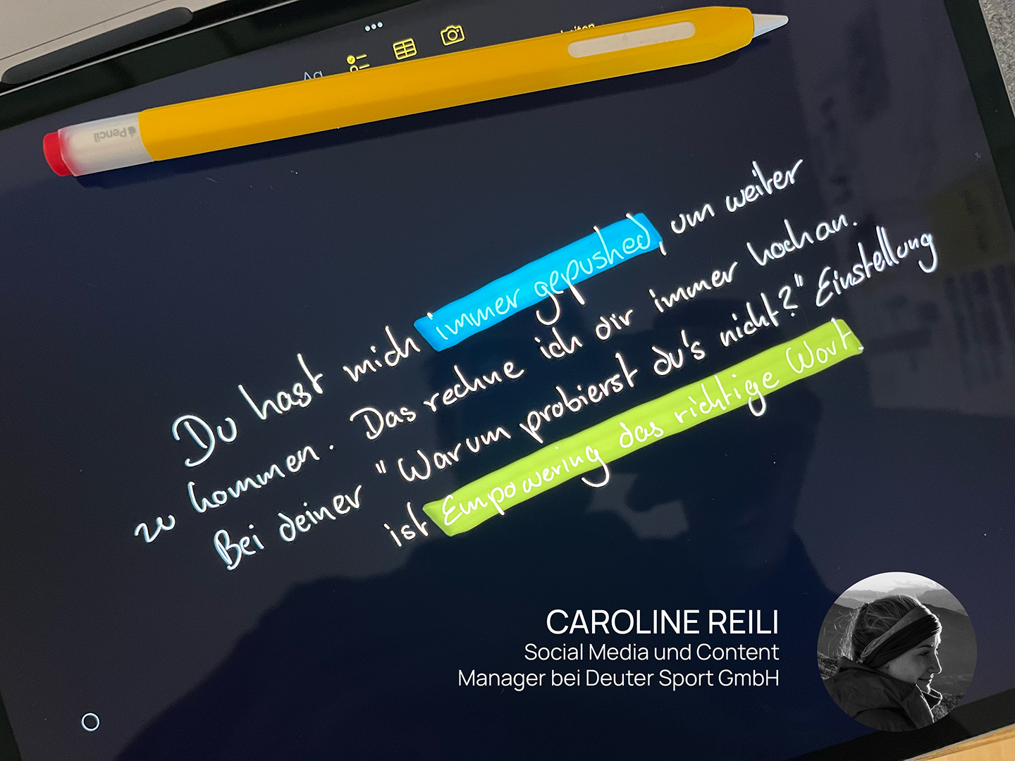 Digitales Notizbuch auf einem Tablet mit handschriftlichem Text und einem gelben Stift darauf. Unten rechts ist ein Profilbild mit dem Namen CAROLINE REILI und der Beruf "Social Media und Content Manager bei Deuter Sport GmbH" zu sehen.