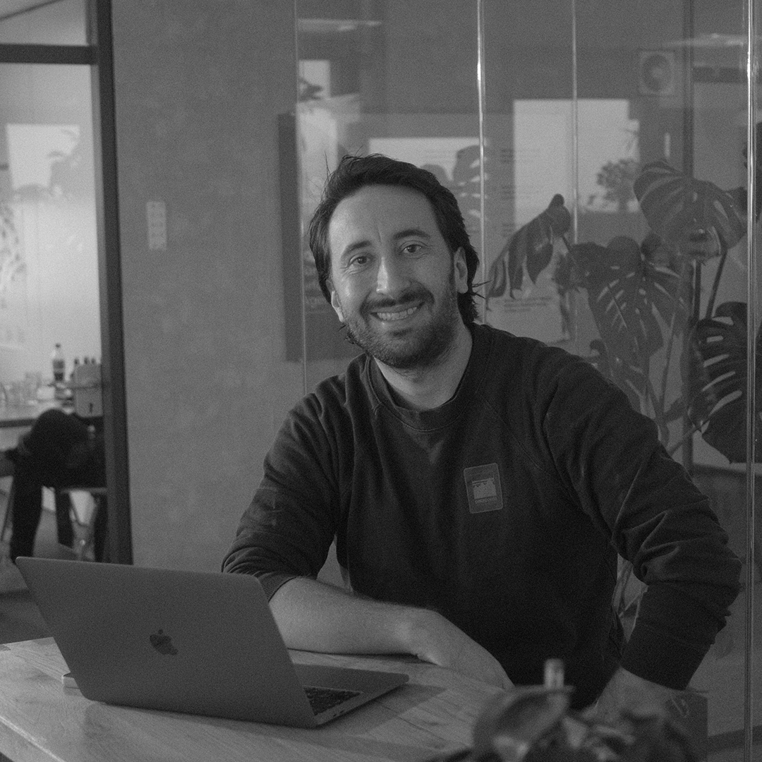 Mann mit Laptop in Büro, s/w