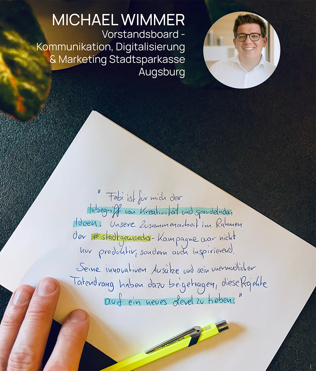 Handschriftlicher Text auf Papier mit Markierungen und einer Hand, die das Papier hält. Oben steht der Name Michael Wimmer mit beruflichen Informationen. Ein gelber Stift liegt auf dem Tisch.