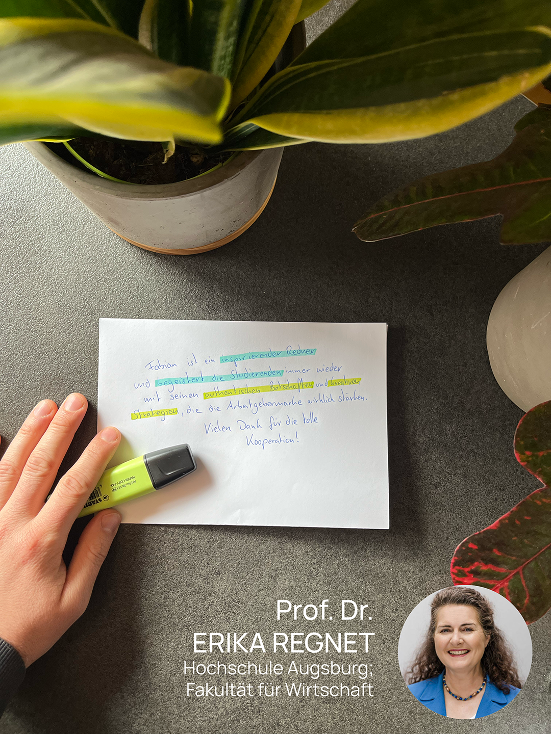Eine Hand hält einen Textmarker auf einem Blatt Papier mit handschriftlichem Text. Oben im Bild ist eine Topfpflanze zu sehen. Unten rechts ist ein kleines Porträtfoto einer lächelnden Frau mit dem Text: "Prof. Dr. Erika Regnet, Hochschule Augsburg, Fakultät für Wirtschaft."