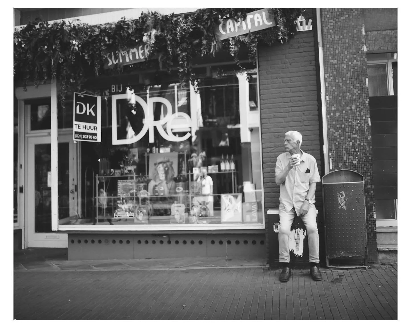 no seats.

📷 Mamiya RB67 Pro-S
🔎 Mamiya Sekor C 65mm 1:3.8
🎞️ @ilfordphoto Ortho 80 Plus
🔬 @urbanfilmlab 

#theanaloguedispatch #filmfeed #filmphotography #cyriax #mrnegative #ortho80plus #blackandwhite #nijmegen #streetlife