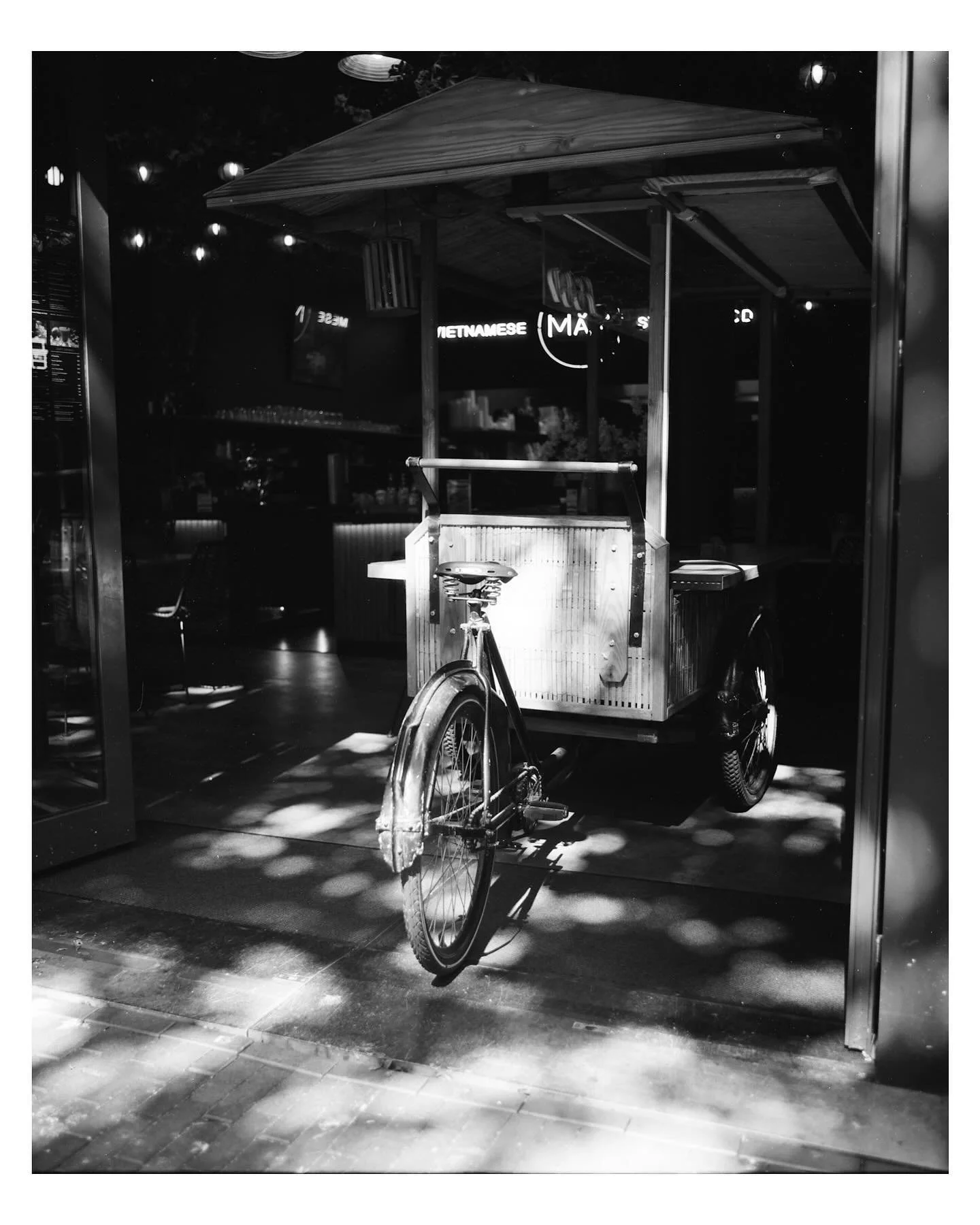 untitled.

📷 Mamiya RB67 Pro-S
🔎 Mamiya Sekor C 65mm 1:3.8
🎞️ @ilfordphoto Ortho 80 Plus
🔬 @urbanfilmlab 

#theanaloguedispatch #filmfeed #filmphotography #cyriax #mrnegative #ortho80plus #blackandwhite #nijmegen #chinesefood #streetlife #streetf