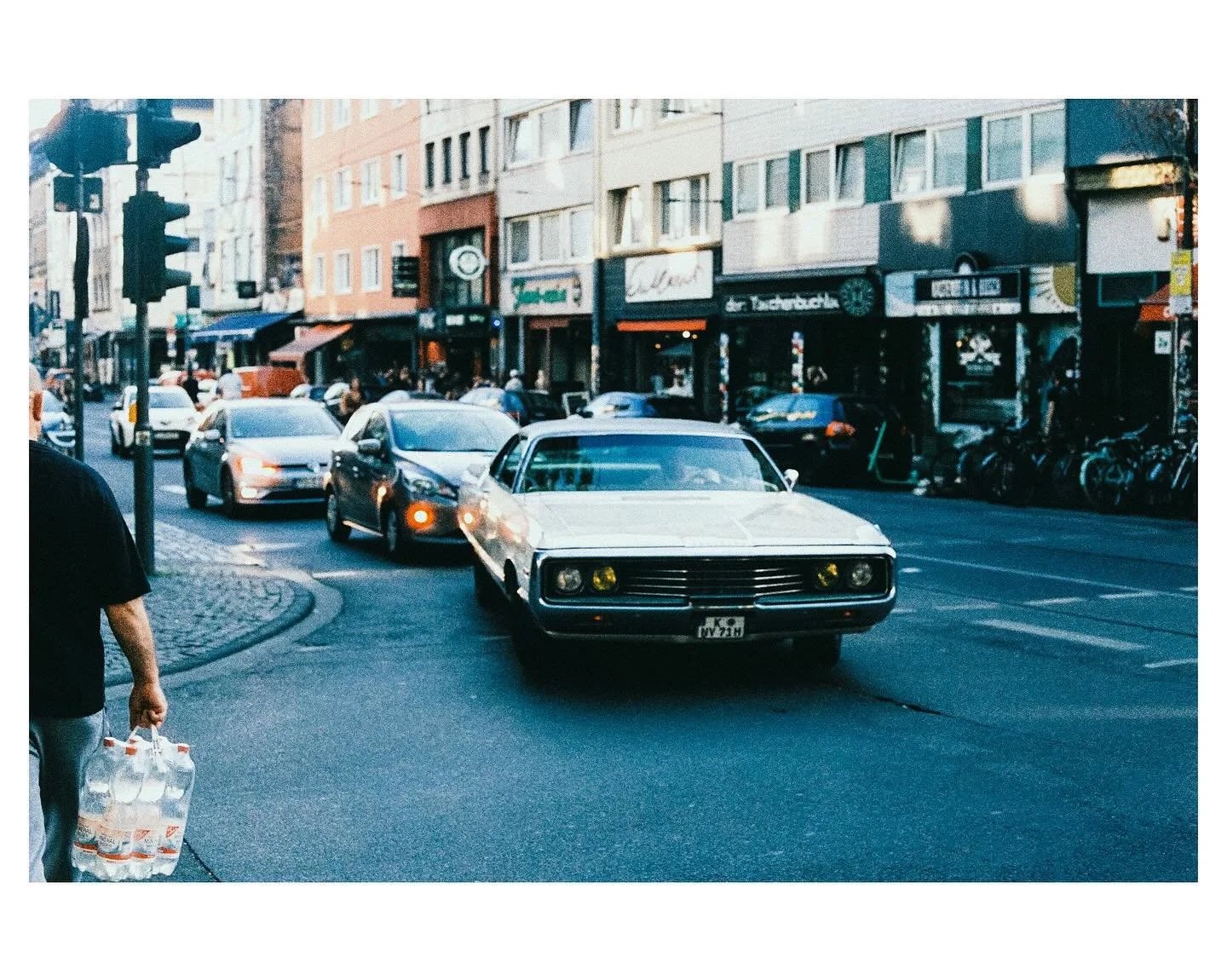 untitled.

📷 Canon F-1
🔎 Canon FD 50mm 1:1.8
🎞️ @optikoldschool OptiColor 200
🔬 @urbanfilmlab 

#theanaloguedispatch #filmfeed #filmphotography #cyriax #carsofinstagram #carphotography #street