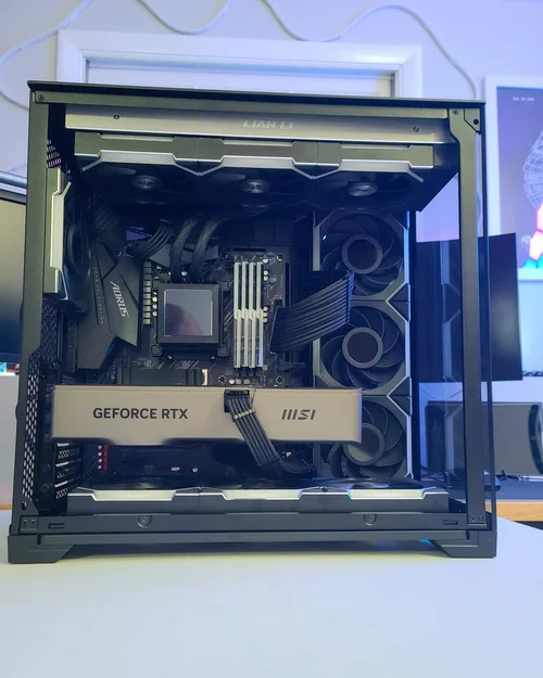 Lian Li 011 Vision Compact and O11 Vision, the PCMR collaboration cases ...