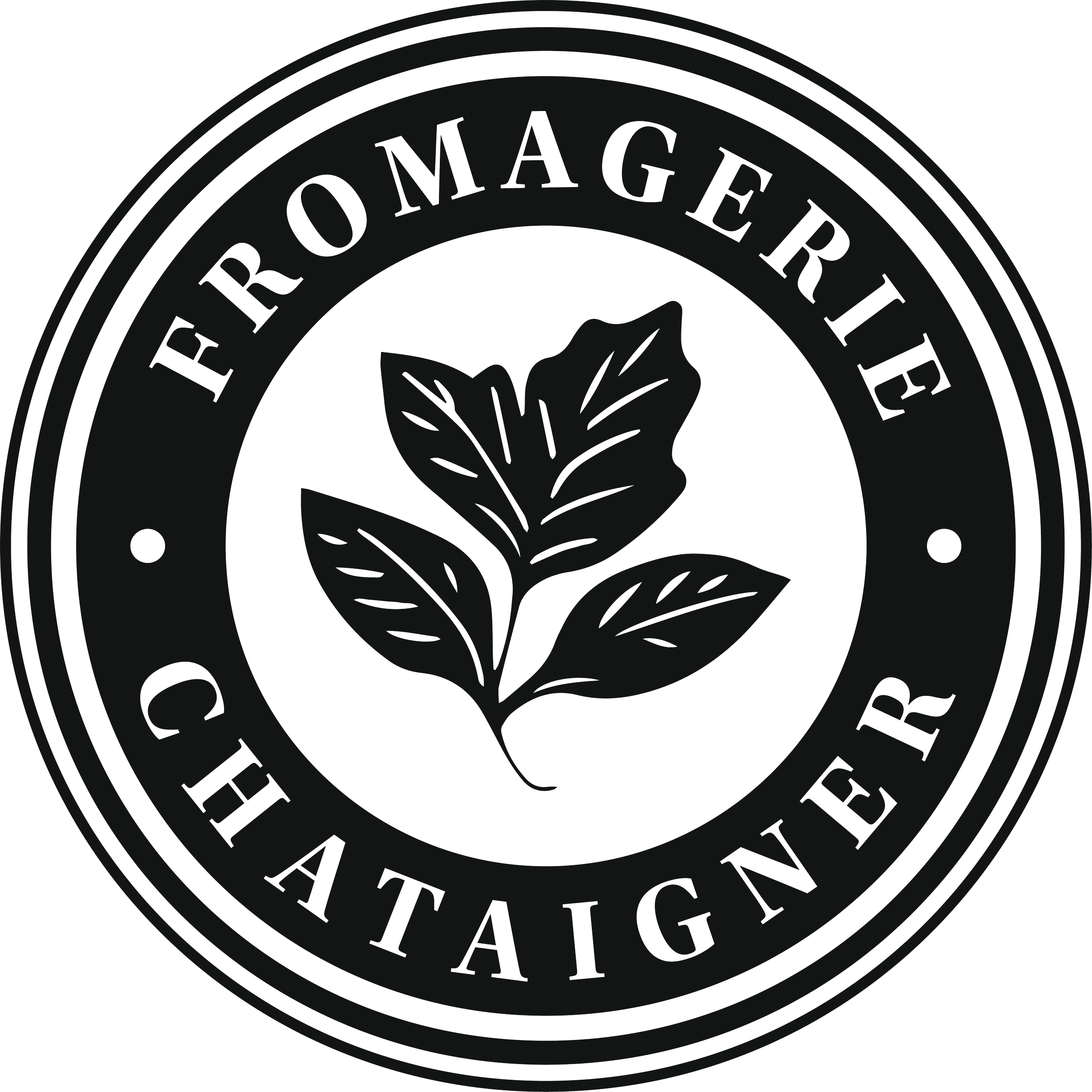 Logo rond avec une inscription 'fromagerie chataigner' entourant une image de feuille stylisée représentant les 4 associés