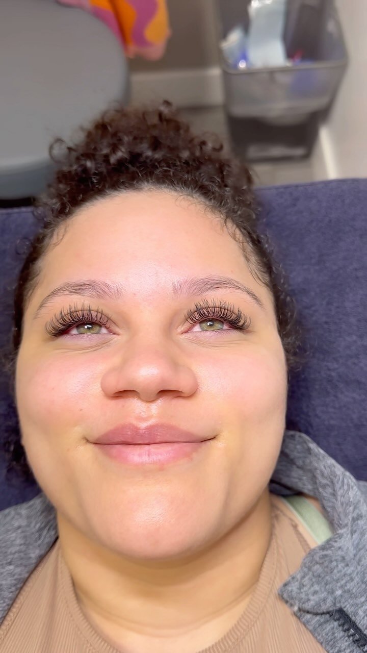 Reposting just because this set came out so neat and straight 😭✨
•
•
•
#dekalblashes #dekalblashtech #dekalblashextensions #rochellelashtech #cortlandlashtech #auroralash #auroralashtechnician #auroralashes #lashtechnician #lashtech #