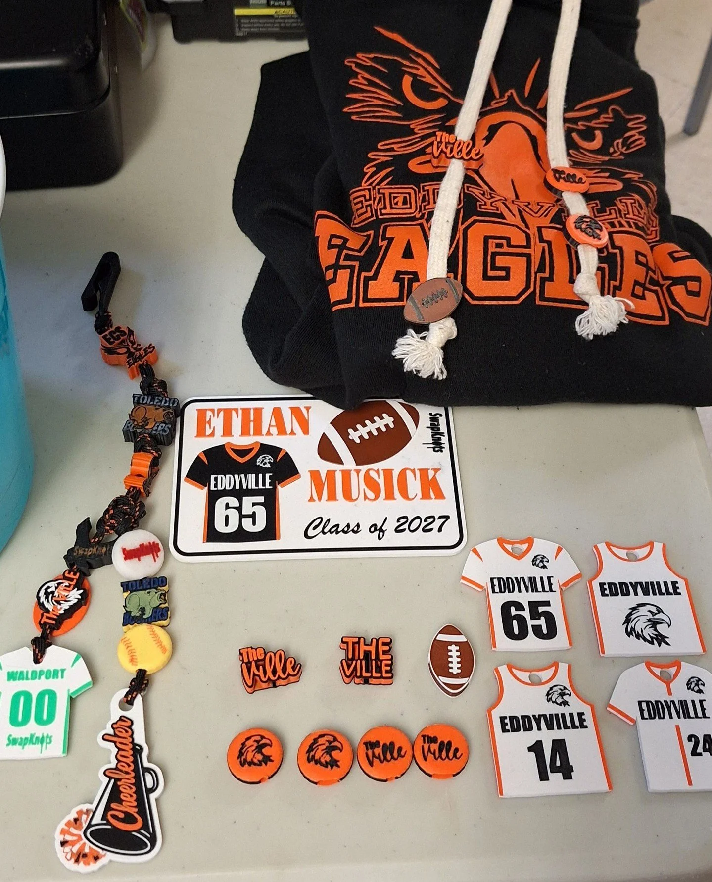 Hanging with the Eddyville Booster Club, repping black and orange and giving away some serious #SwapKnots swag! 🧡🖤
Show your spirit. Trade your pride. 🔁🎉
#SwapKnots #EddyvilleEagles #SchoolSpirit
