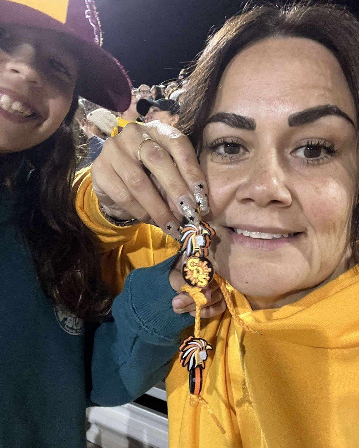 Happy customer reppin&rsquo; their swag at the local high school event this weekend! School spirit looks even better with #SwapKnots.