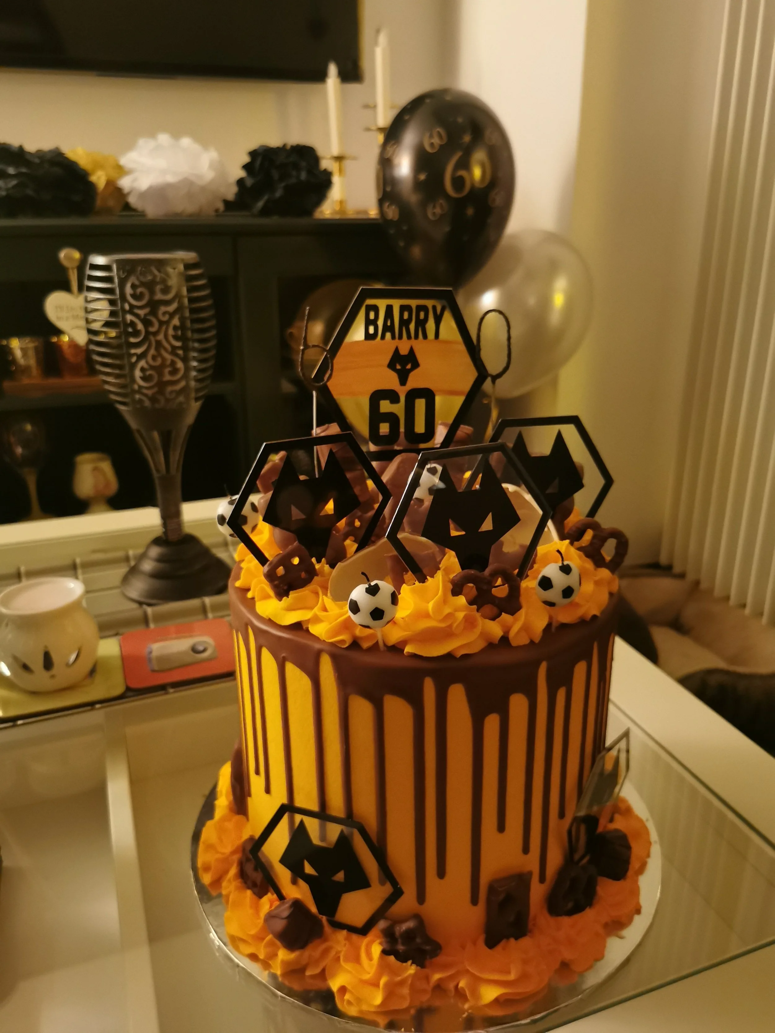 Wolves Cust Cake.jpg