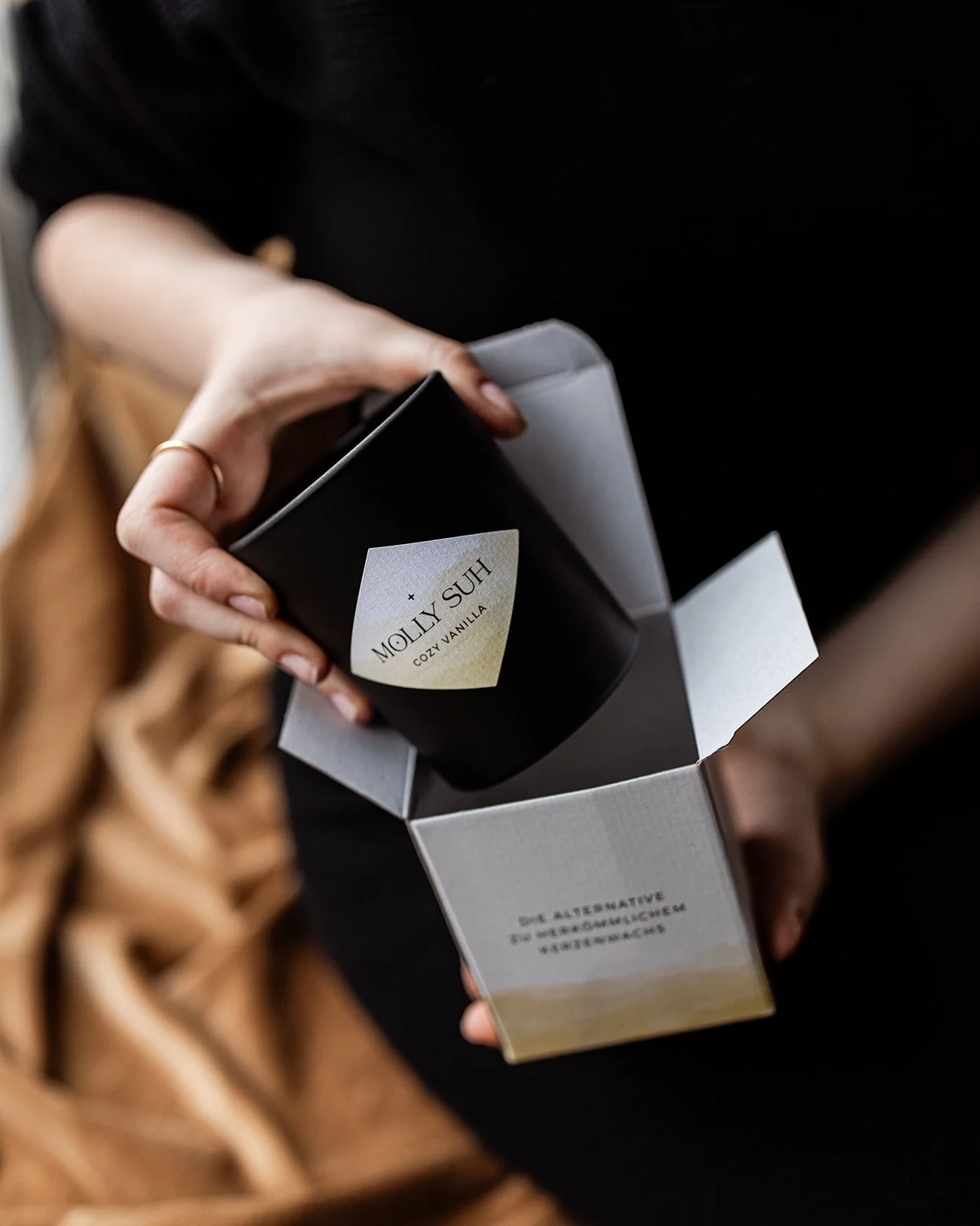 Cozy Vanilla Kerze von Molly Suh auf einem professionellen Produktbild von The Merahki aus Leipzig.