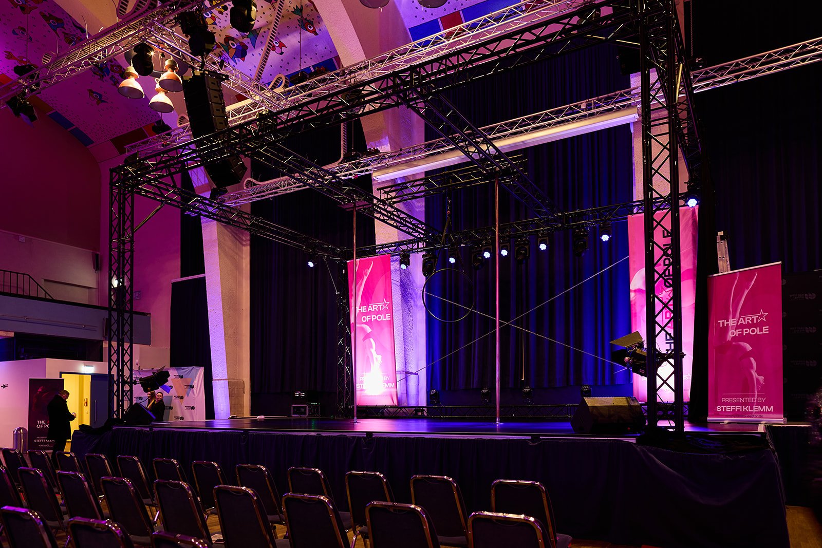 Leerer Bühne im Theater mit Bühnenrahmen, Lichttechnik und Vorhängen, für eine Show oder Veranstaltung vorbereitet.