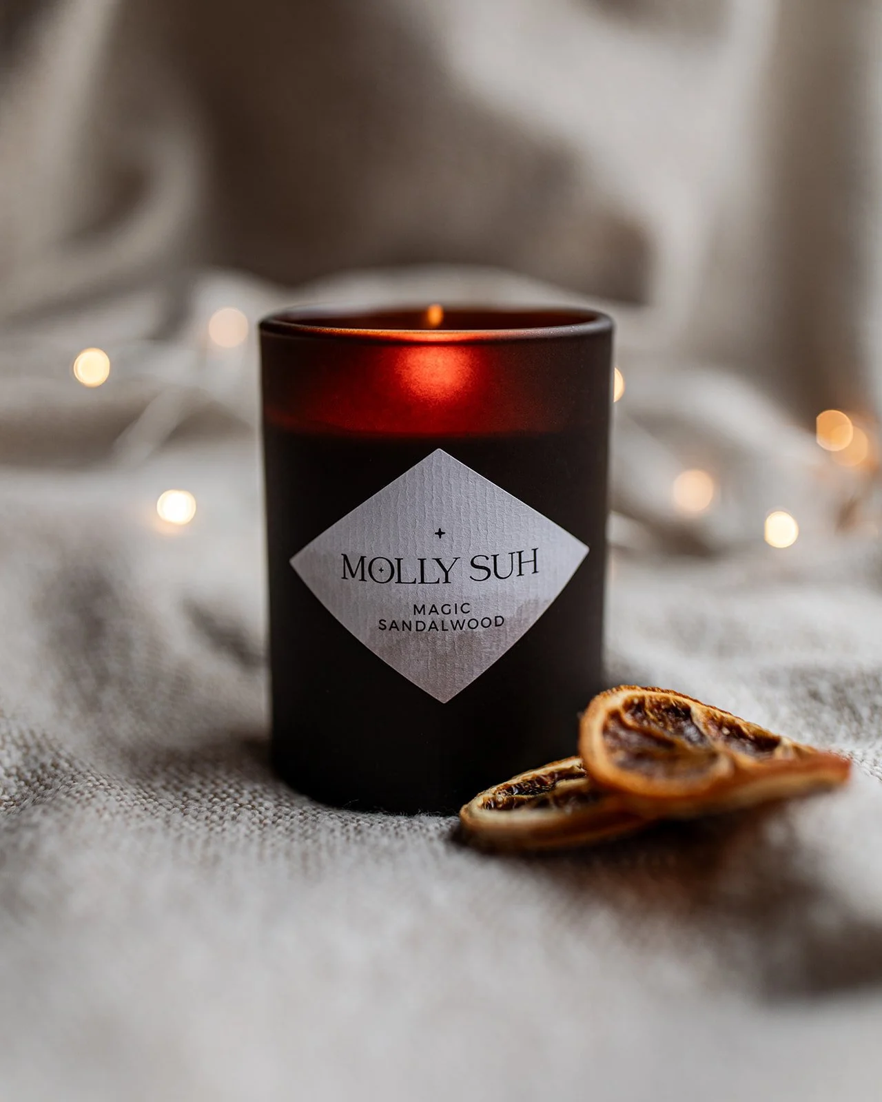 Magic Sandalwood Kerze von Molly Suh auf einem professionellen, weihnachtlichen Produktbild von The Merahki aus Leipzig.