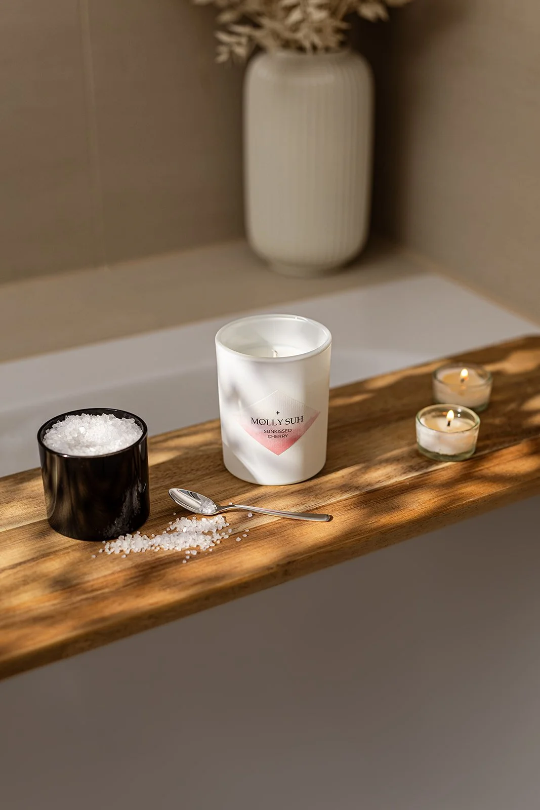Sunkissed Cherry Kerze von Molly Suh auf einem professionellen Produktbild in einem modernen Badezimmer von The Merahki aus Leipzig.
