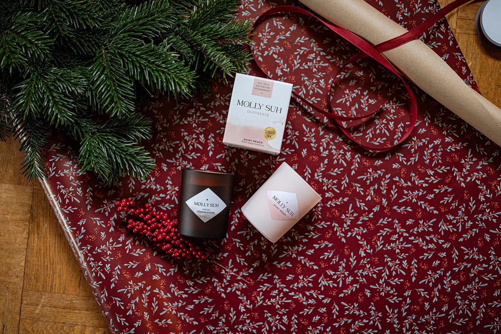 Kerzen von Molly Suh auf einem professionellen, weihnachtlichen Produktbild von The Merahki aus Leipzig.