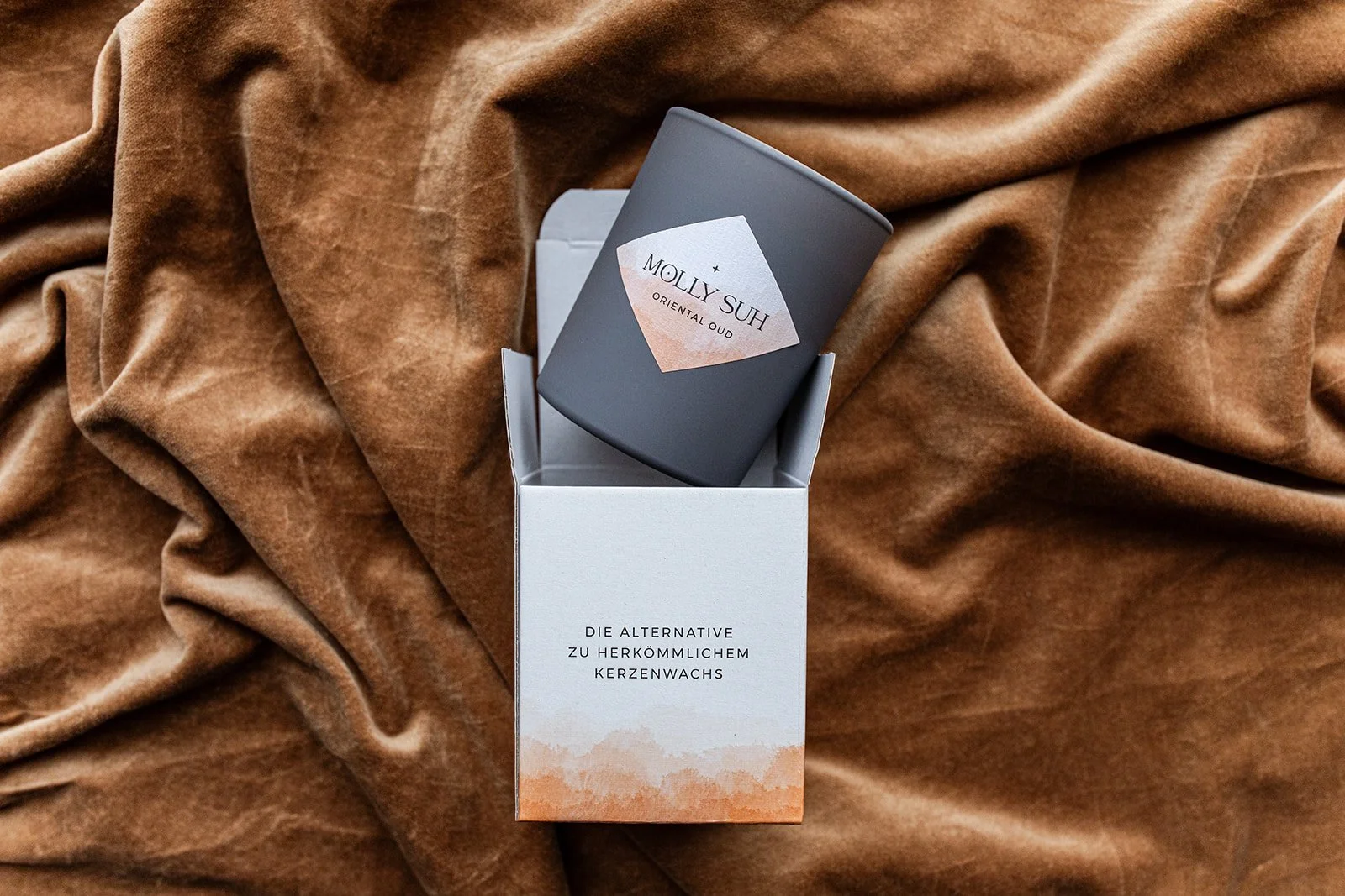 Oriental Oud Kerze von Molly Suh auf einem professionellen Produktbild von The Merahki aus Leipzig.