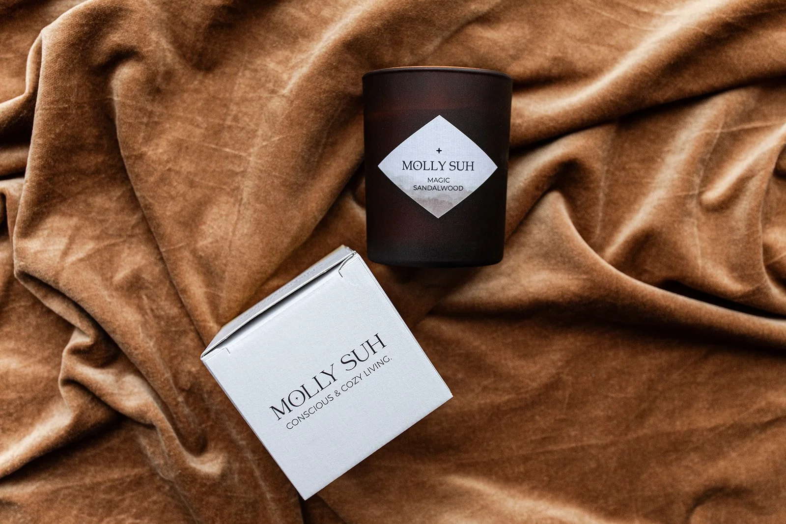 Magic Sandalwood Kerze von Molly Suh auf einem professionellen Produktbild von The Merahki aus Leipzig.