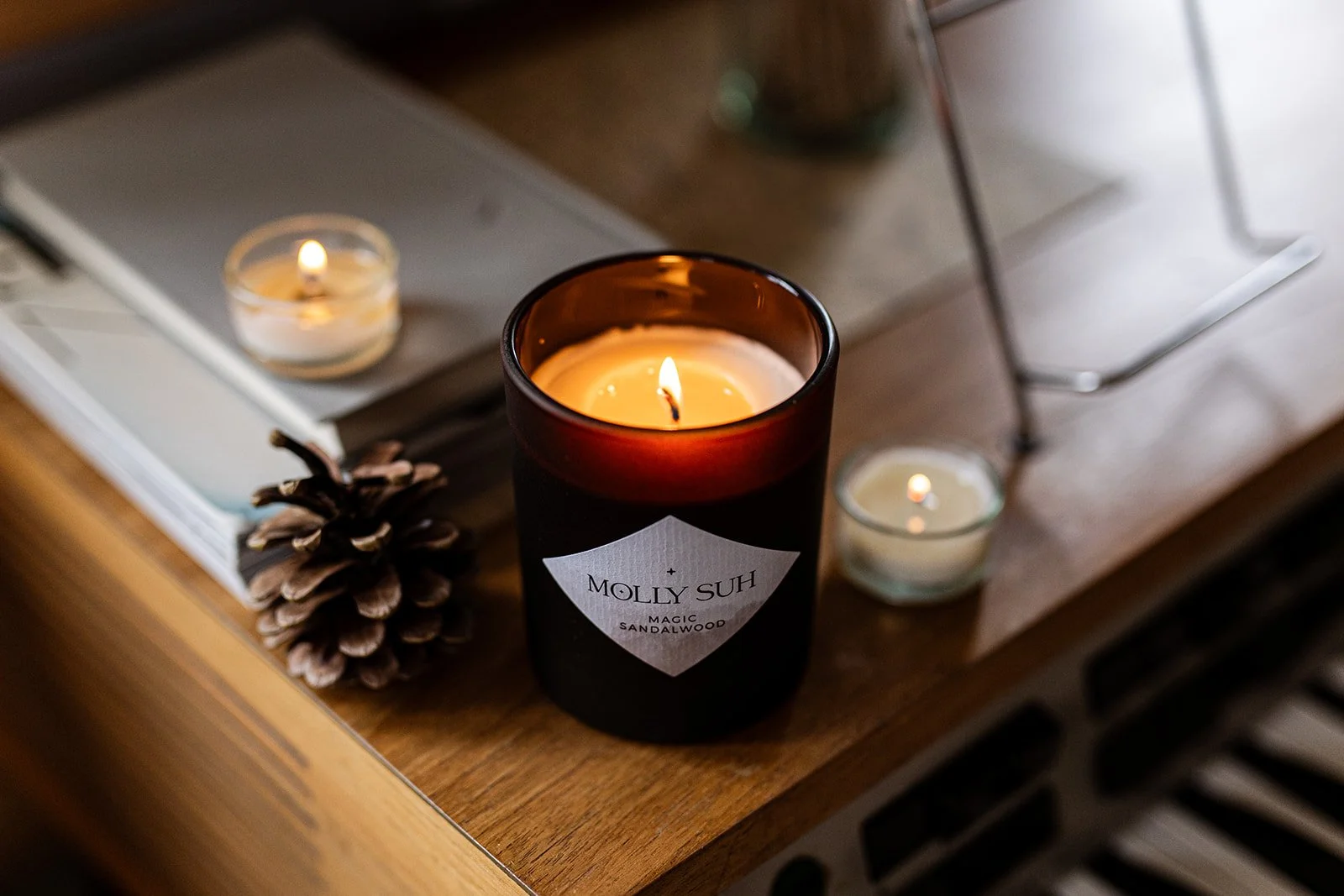 Magic Sandalwood Kerze von Molly Suh auf einem professionellen, herbstlichen Produktbild von The Merahki aus Leipzig.