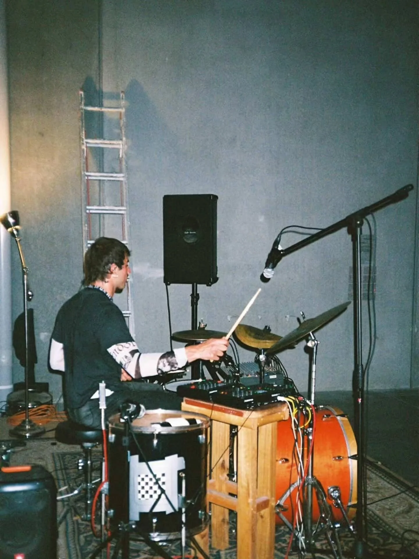 New track out today, 𝕵𝖚𝖓𝖌𝖑𝖊𝖘 𝕽𝖔𝖔𝖋 by @oran_ray_drummer

Oran is a Berlin-based drummer known for performing with machine-level precision. His latest single captures this approach in its purest form&mdash;liquid, atmospheric jungle&hellip;i