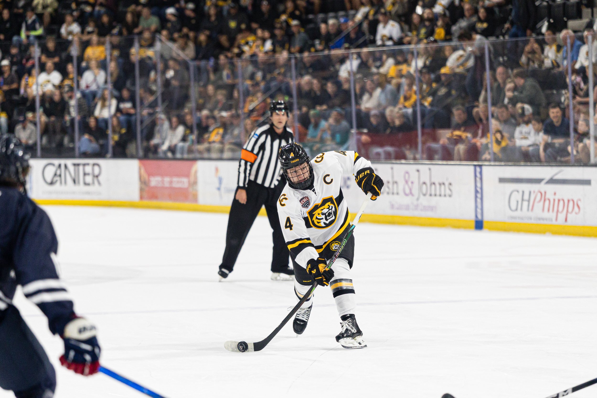 251003-CC-Hockey-UConn-94.jpg