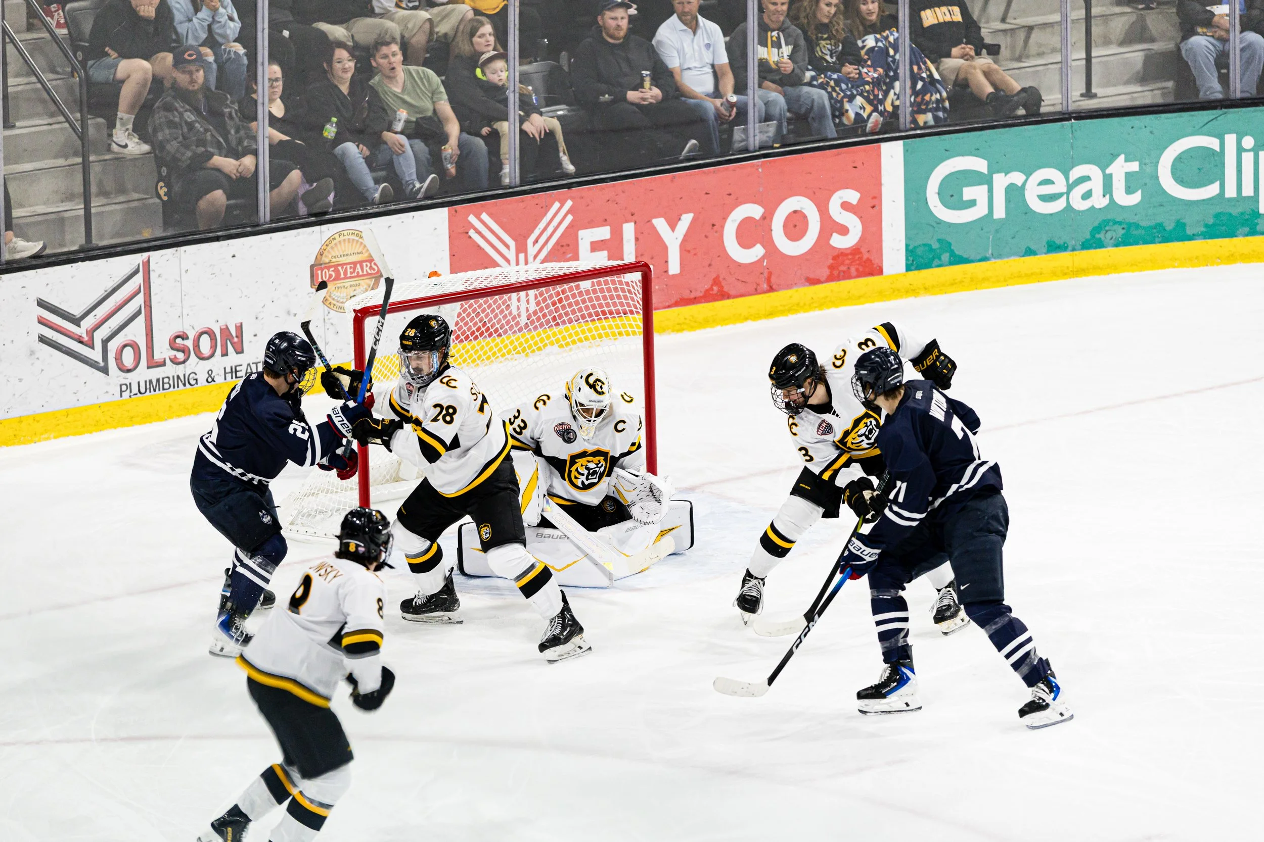 251003-CC-Hockey-UConn-219.jpg
