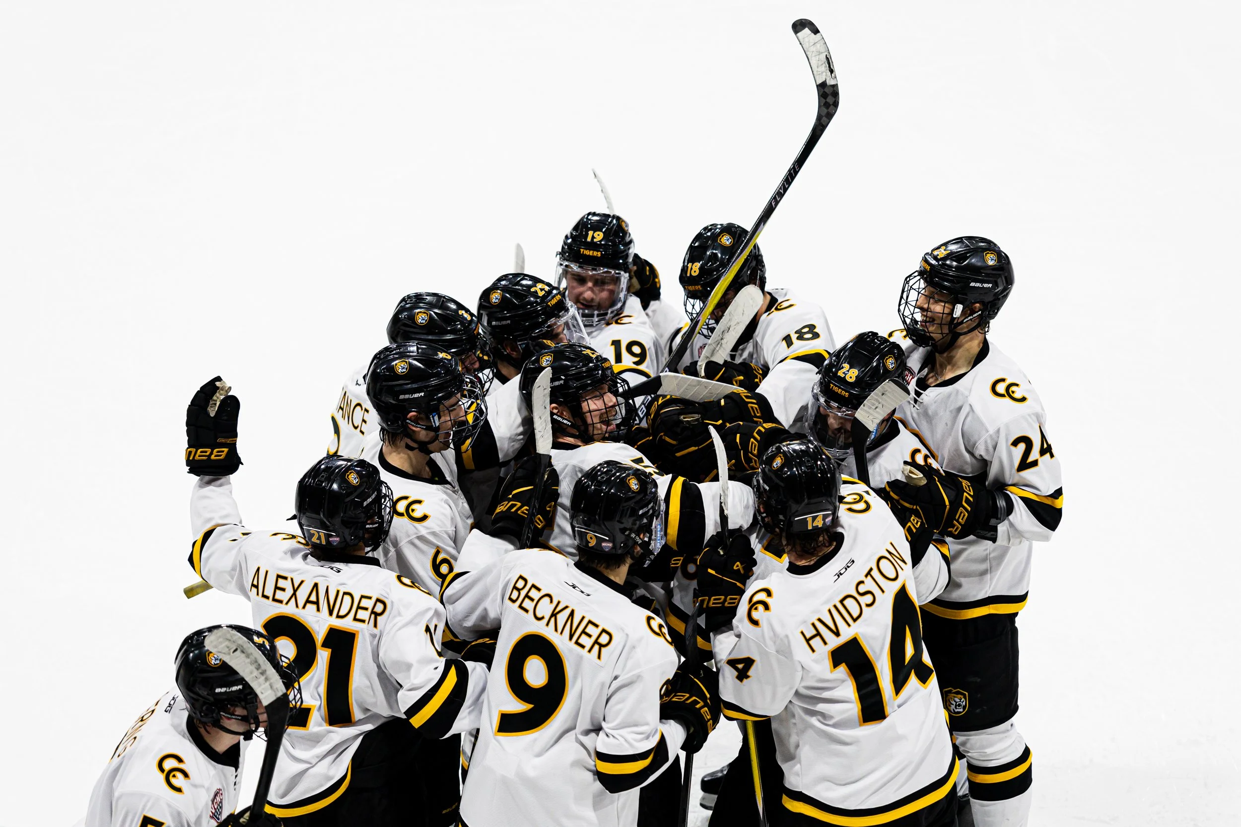 251122-CC-Hockey-vs-UMD-117.jpg