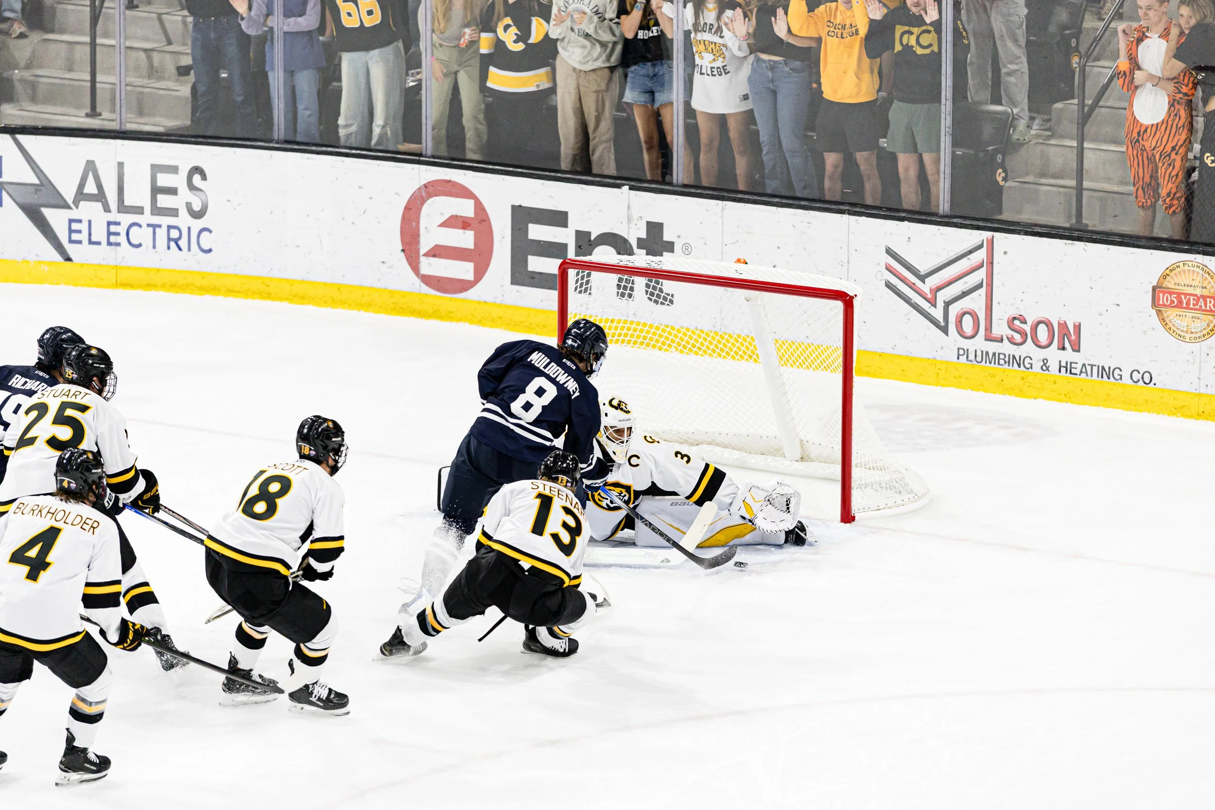 251003-CC-Hockey-UConn-204.jpg