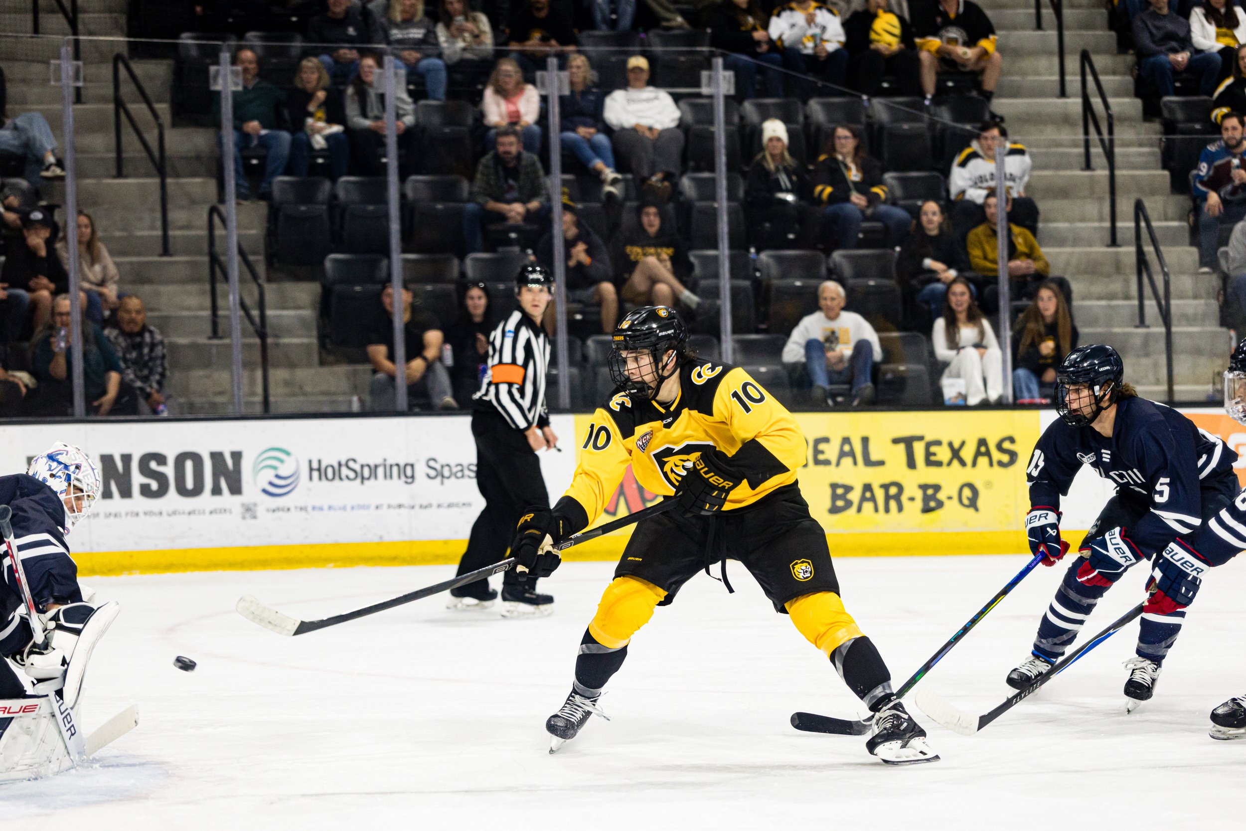 251004-CC-Hockey-UConn-62.jpg