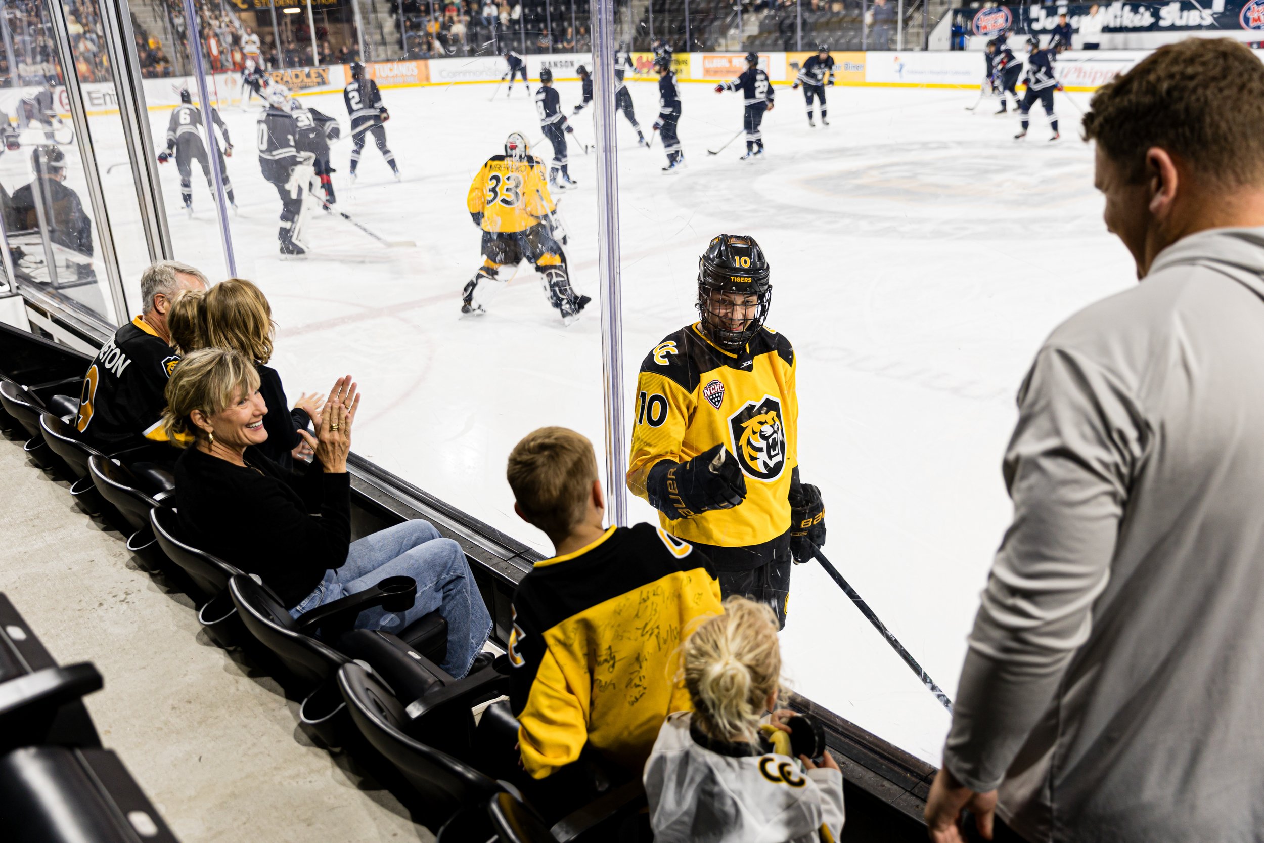 251004-CC-Hockey-UConn-8.jpg