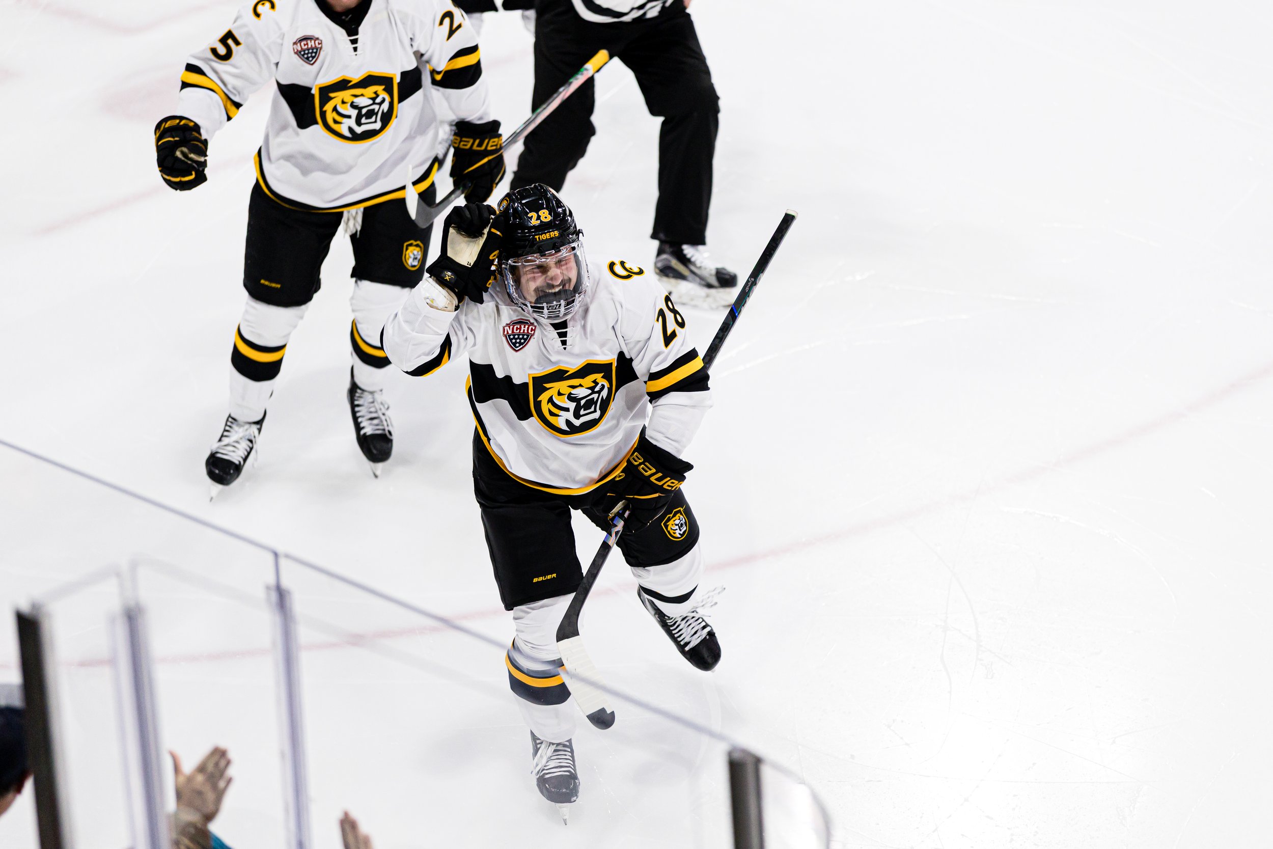 251003-CC-Hockey-UConn-164.jpg