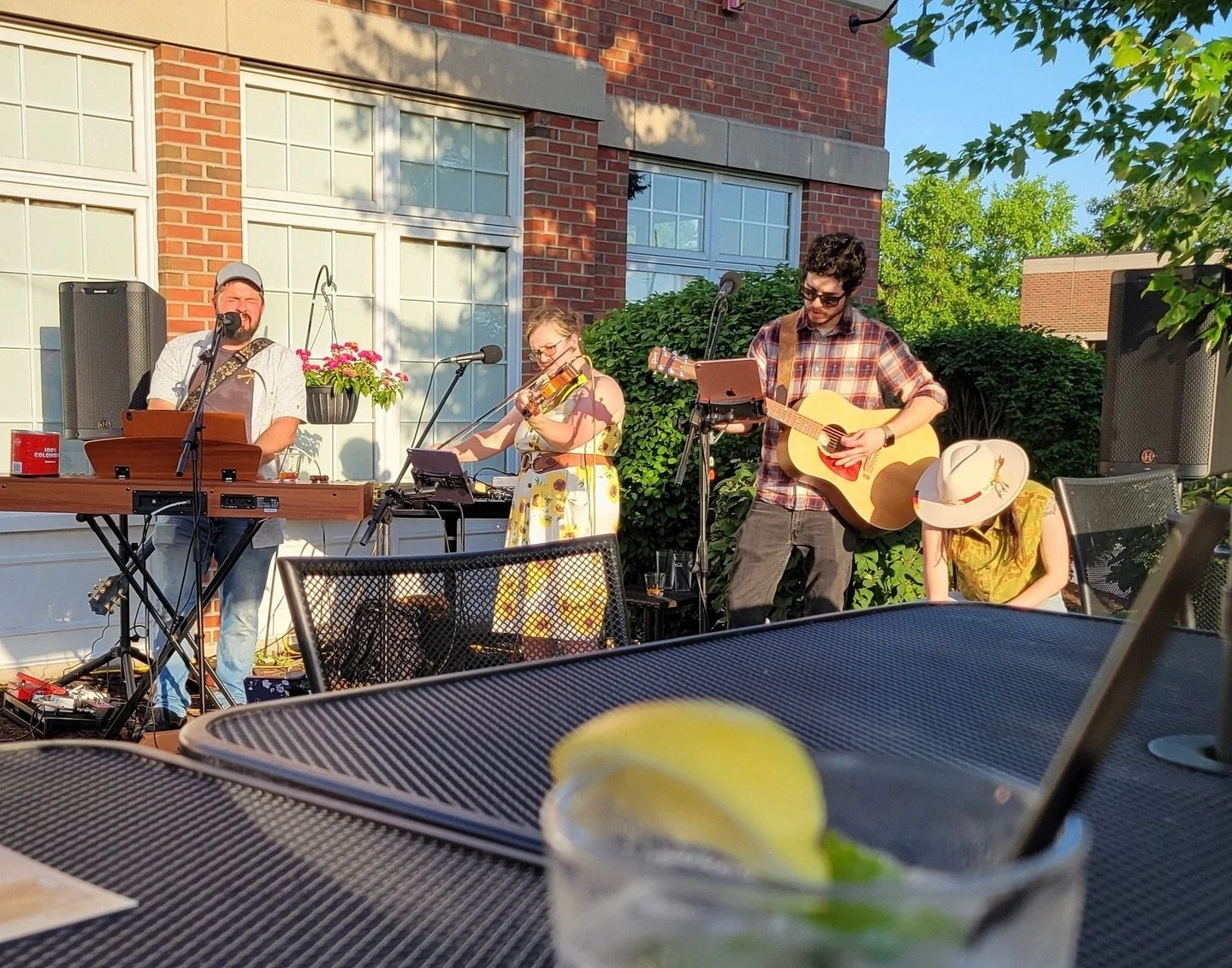 Got to play @barrelhousepub with my amigos yesterday afternoon!!
. . . . .
#locallivemusic #musicians