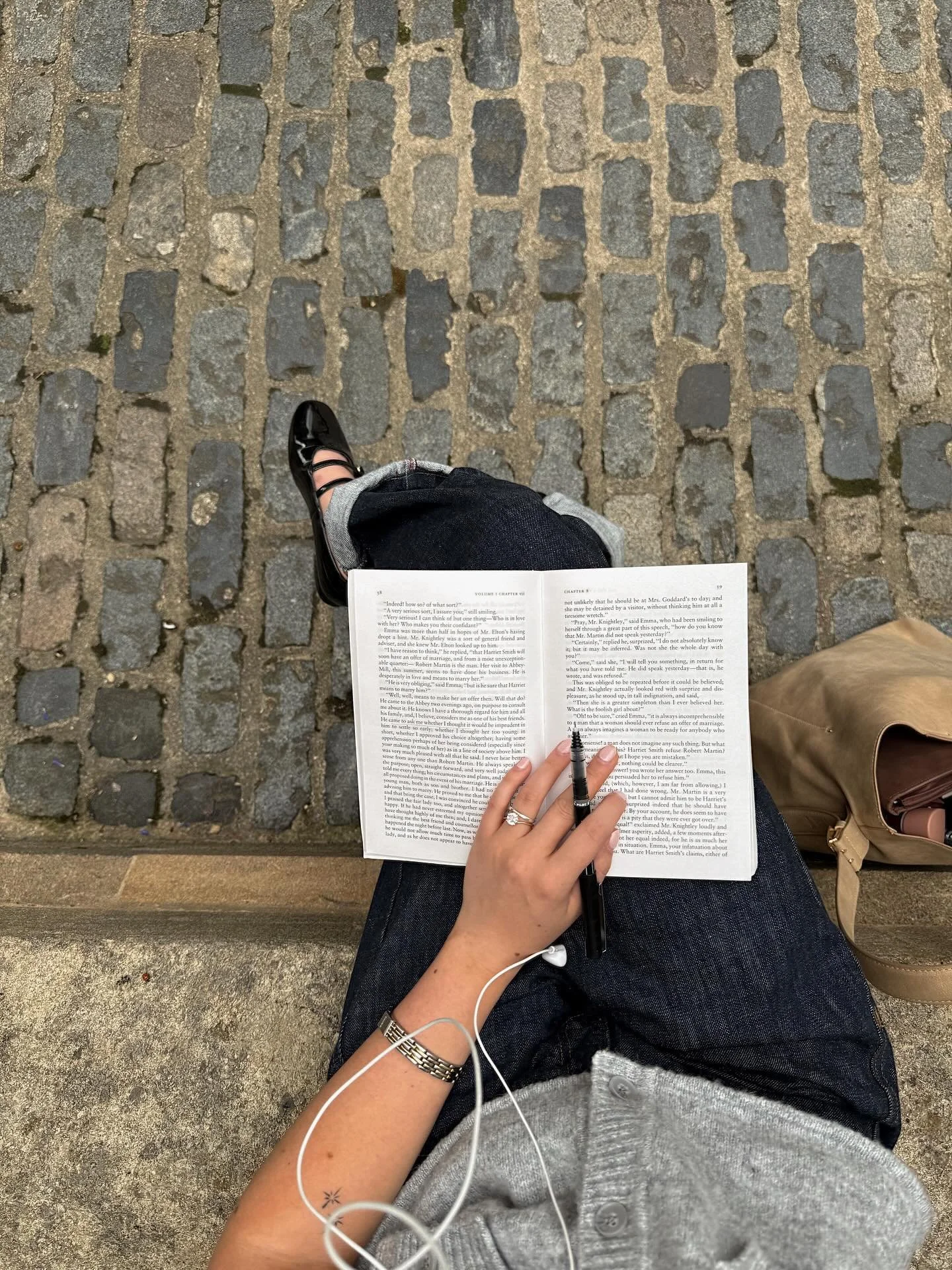 What a lovely day to sit on an old cobblestone street and consume literature ! ☁️

📖: Emma, Jane Austen
