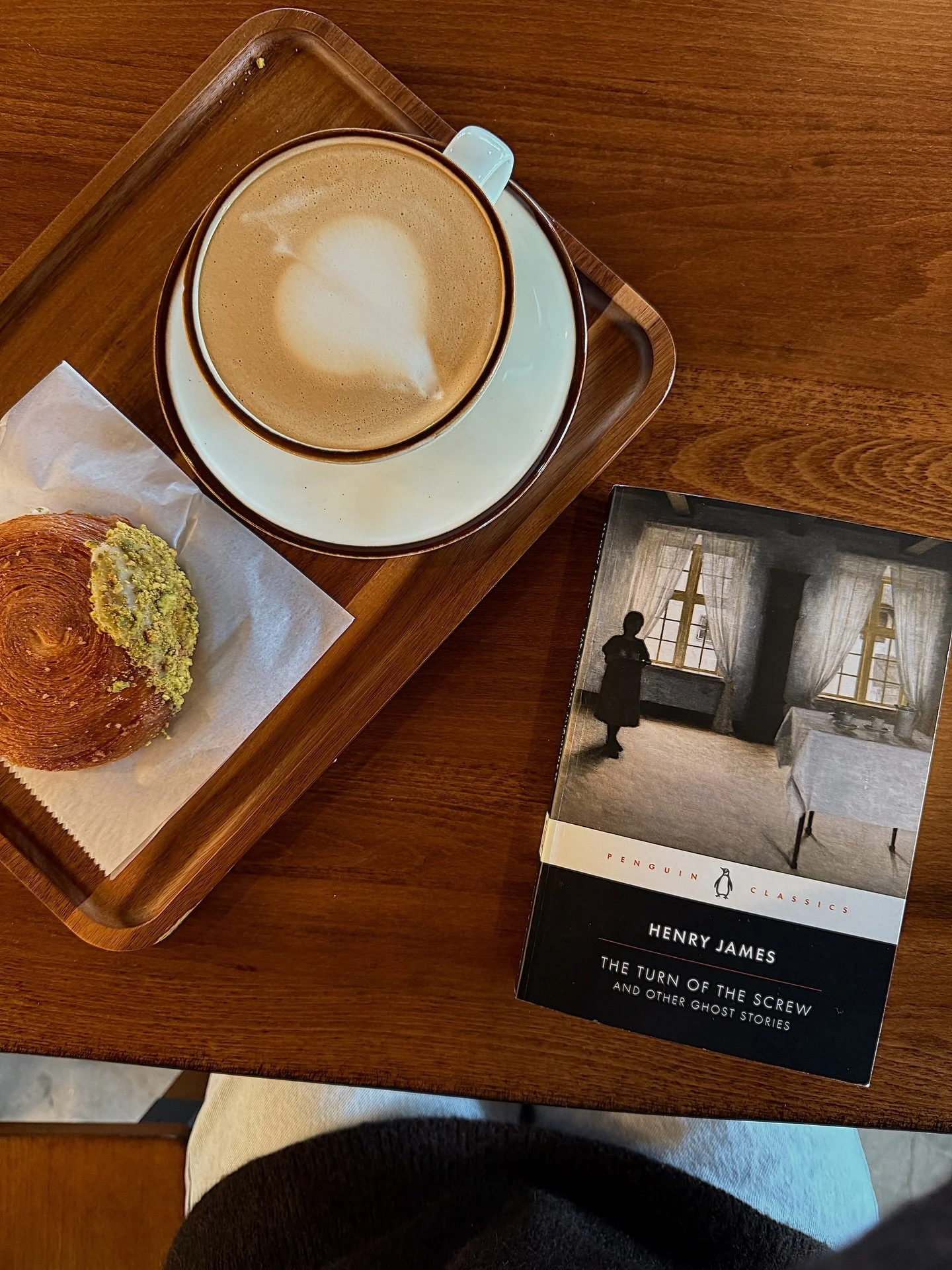 I love me some good ghost stories 👻 happy Saturday friends! What are we reading this weekend?