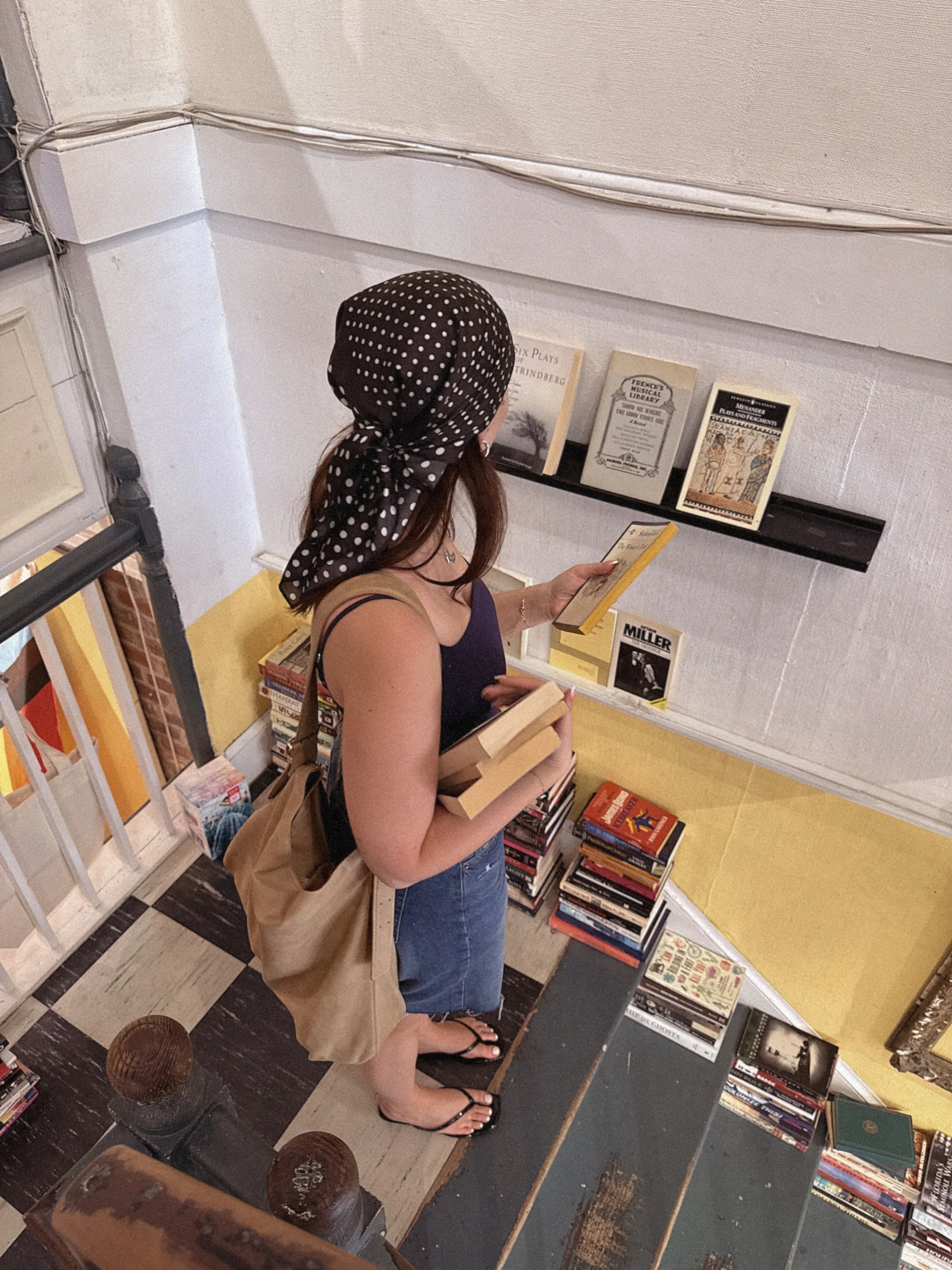 Explored Fredericksburg last weekend and stumbled upon @riverbybooksfxbg which was soooo cuuuute !! Genuinely could&rsquo;ve been here for hours ☕️📚

 #bookstagram #indiebookstore #cozycore #bookstorefinds #virginiabookstagram