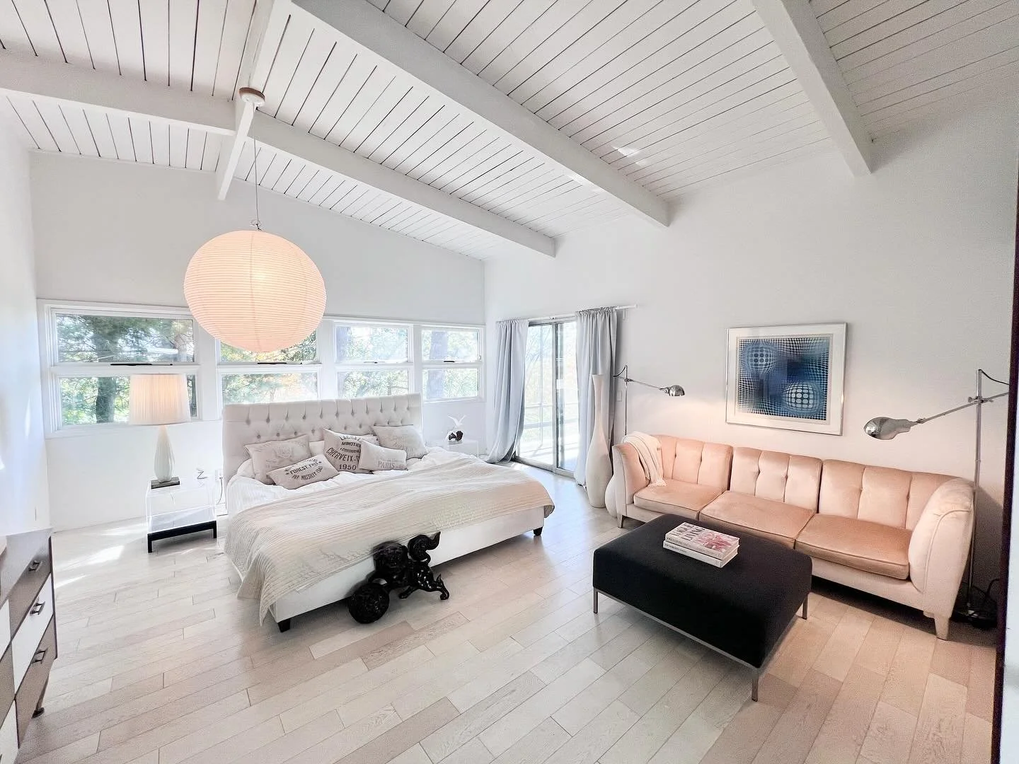 PHOTO SHOOT LOCATION TSM11PNY | mid-century modern | 60 miles from nyc | light-filled | vaulted ceilings | authentic details | original bathrooms + oven | sauna | pool with panoramic views | HUDSON VALLEY, NY | jennylandeylocations.com