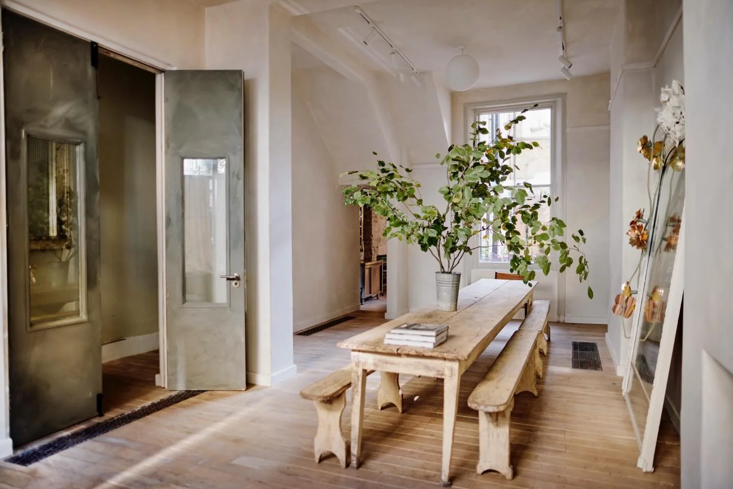 SHOOT LOCATION LONDON 1 | victorian town house on northern end of portobello road | style and ease and natural light prevail | ideal for brand activations, exhibitions, pop ups, shoots | exhibition grade lighting | lime-washed shopfront| warms and te