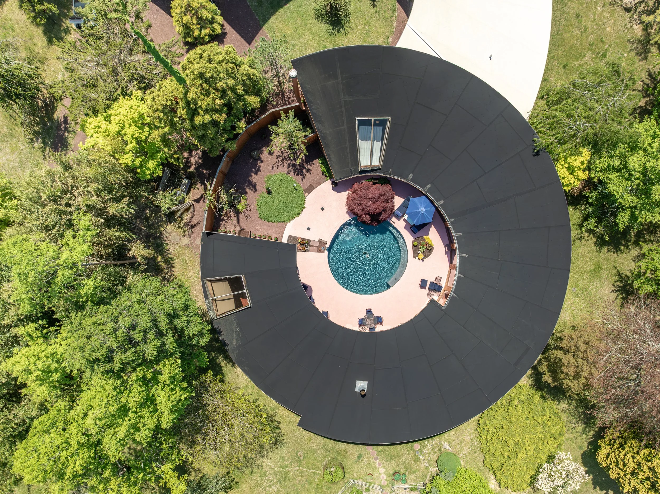 Rental Listing_Landey_26 Deep Six Drive_East Hampton_drone-4.jpg