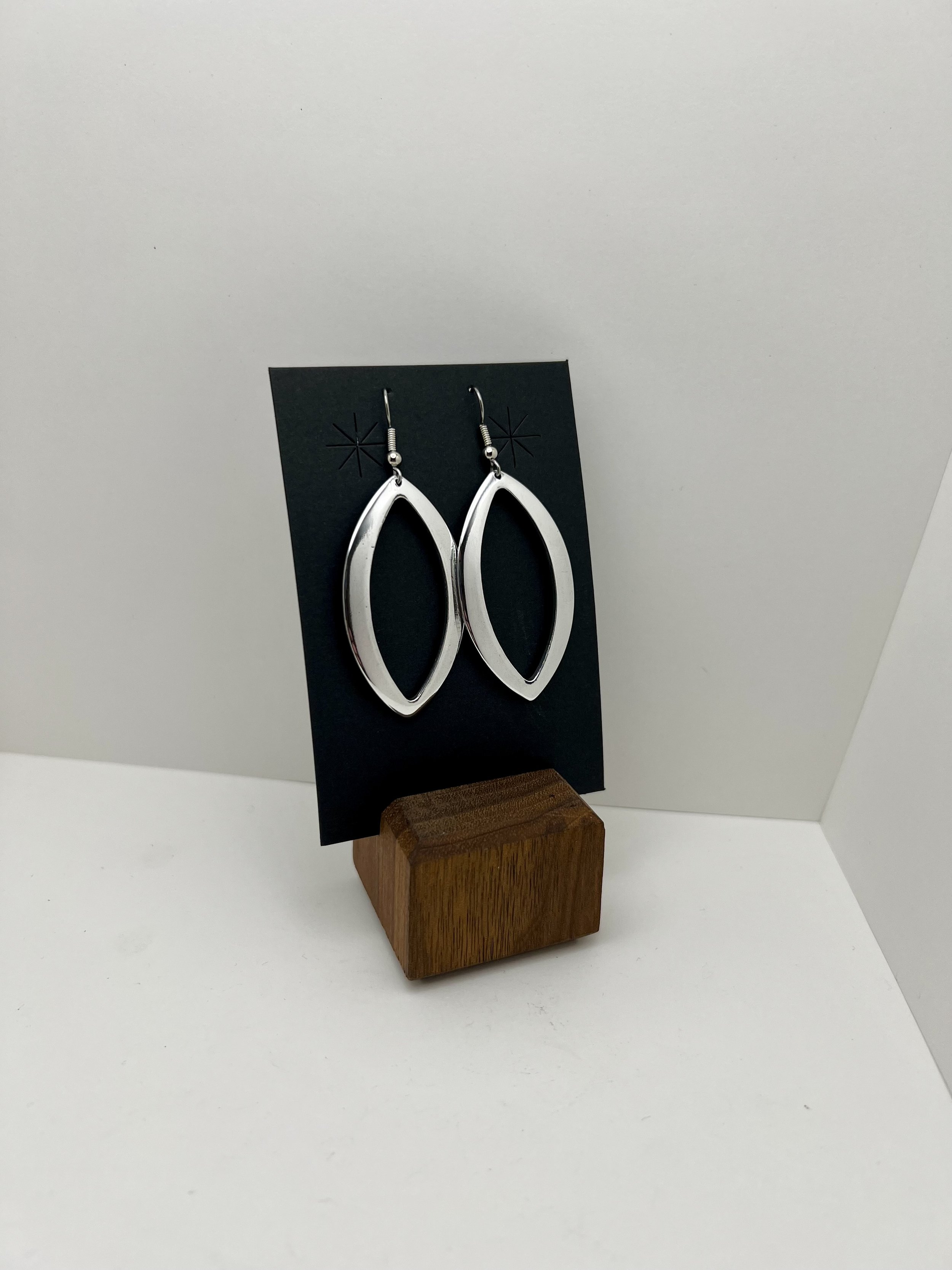 Plain Pointed Oval Hoops