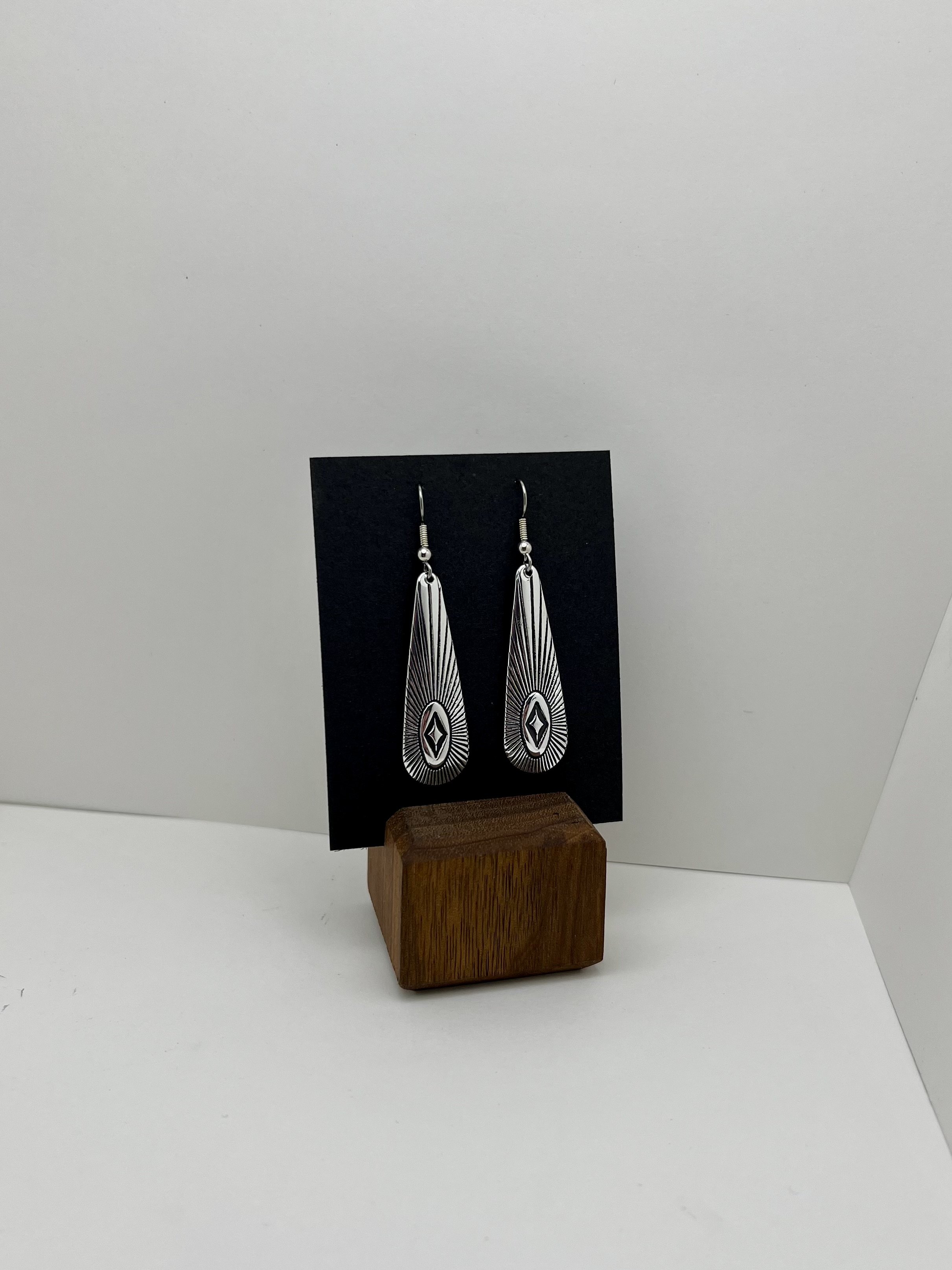 Thin Teardrop Burst