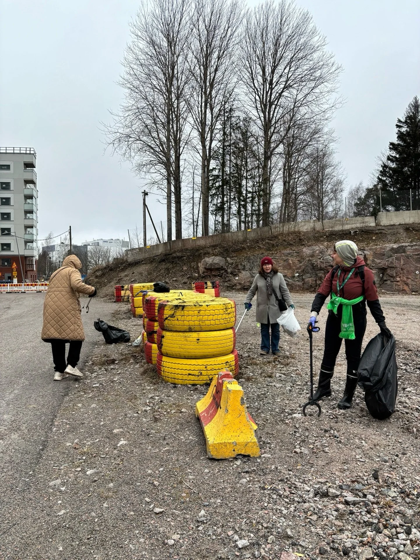 Espoonlahden vihre&auml; toimintaryhm&auml; j&auml;rjesti t&auml;n&auml;&auml;n roskienkeruutalkoot Kivenlahdessa. Saimme ker&auml;tty&auml; usean j&auml;tes&auml;killisen roskaa lyhyess&auml; ajassa. On todella surullista huomata, miten paljon tuota