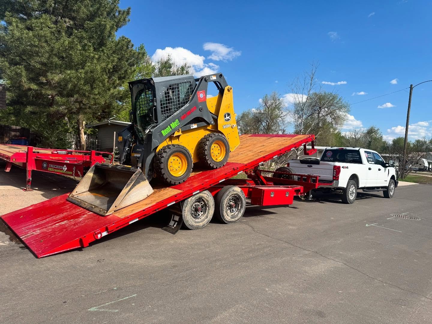 New Trailer Alert!! Here&rsquo;s another new trailer we scooped up from our friends over at Jayhawk Trailers today. This beauty is a 8x22&rsquo; deckover that features a wireless powered hydraulic system so the ENTIRE deck tilts on command. Perfect f