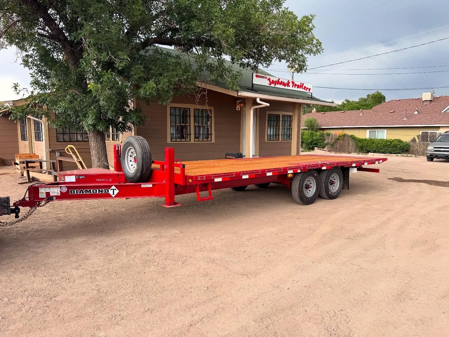 We had twins again!! Here&rsquo;s another new trailer we scooped up from our friends over at Jayhawk Trailers today, and already have it out on the road! This beauty is, of course, a Diamond T 8x22&rsquo; deckover that features a wireless powered hyd