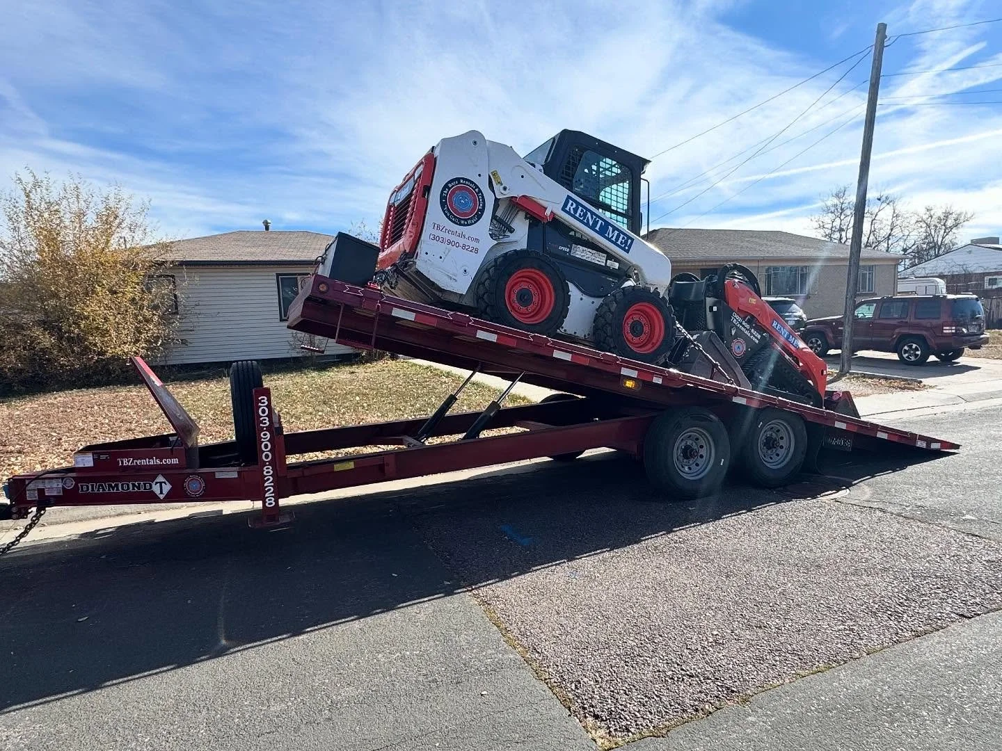 Putting in that WORK! Today The Boyz used our favorite (and super heavy duty) @diamondttrailer 22&rsquo; Hydraulic Power-Tilt Deckover to deliver not one, but TWO skid steers to a customer doing a backyard remodel. They were using the big machine wit